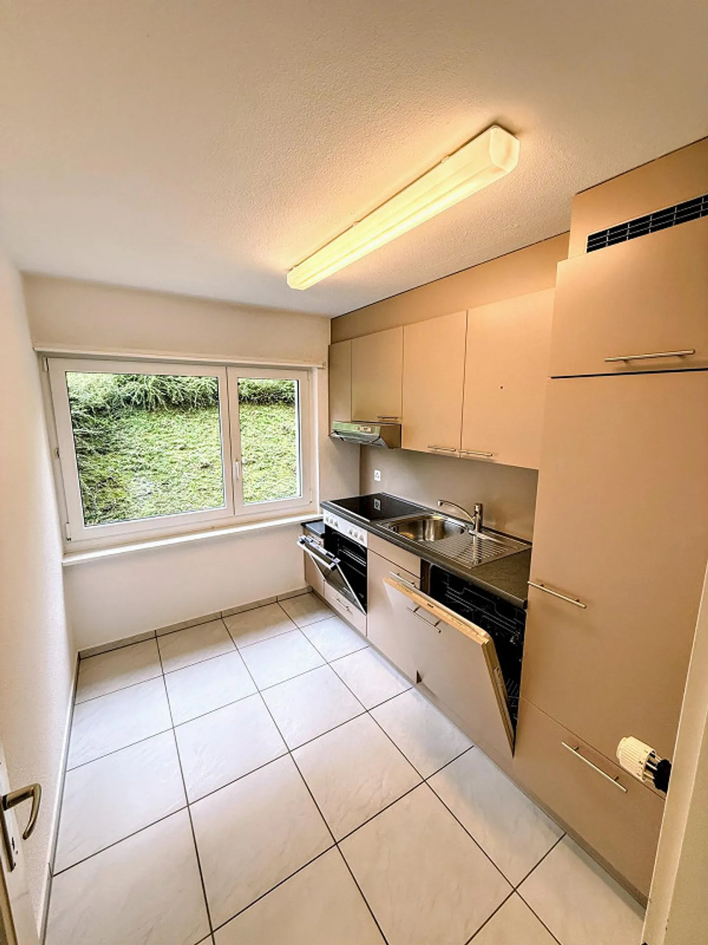 Appartement de 3.5 pièces récemment rénové avec vue - Photo 2 sur 8