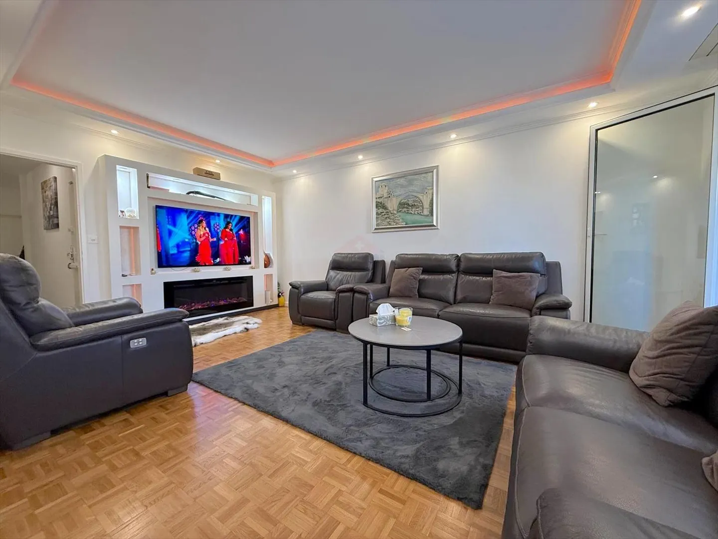 Magnifico appartamento di 6,5 stanze completamente ristrutturato - Foto 2 di 13