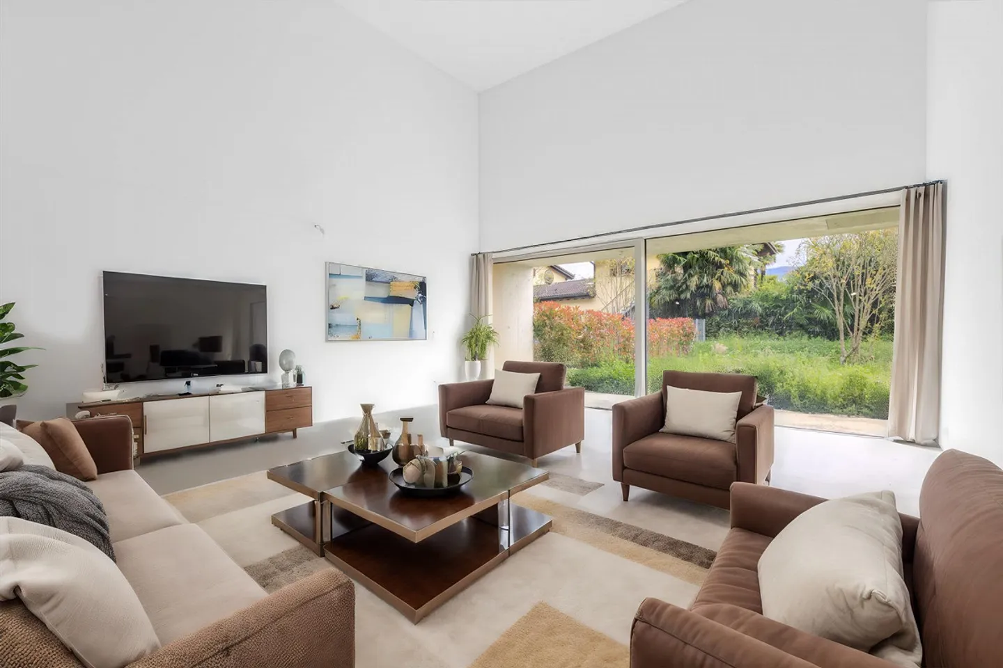 VILLA DI TESTA 5.5 CON AMPIO GIARDINO PRIVATO NEL LOCARNESE - Foto 2 di 9