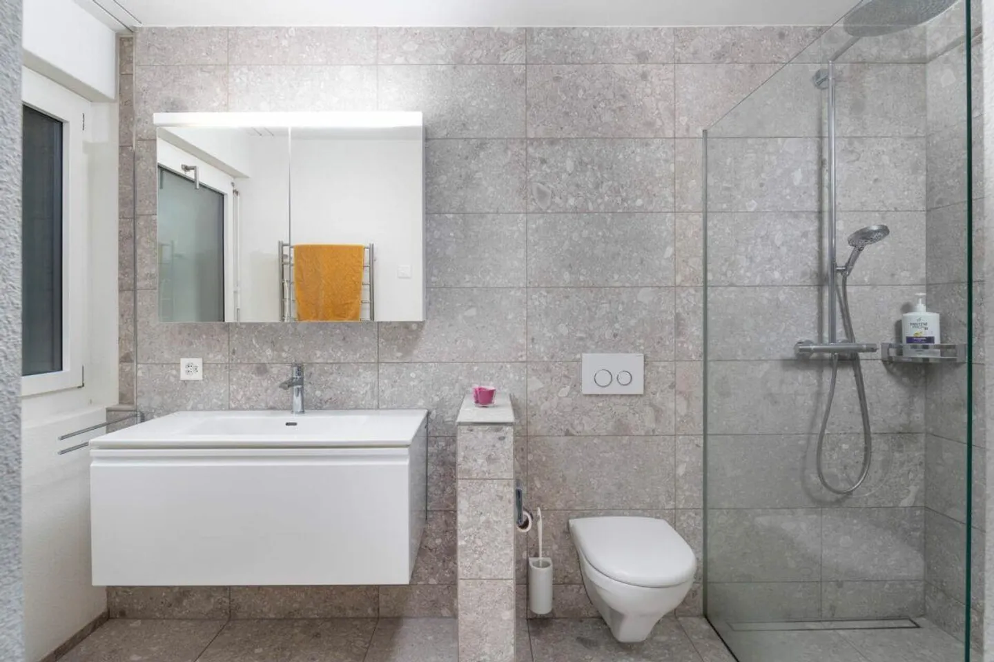 Vivere moderno con grande area esterna - Foto 4 di 13