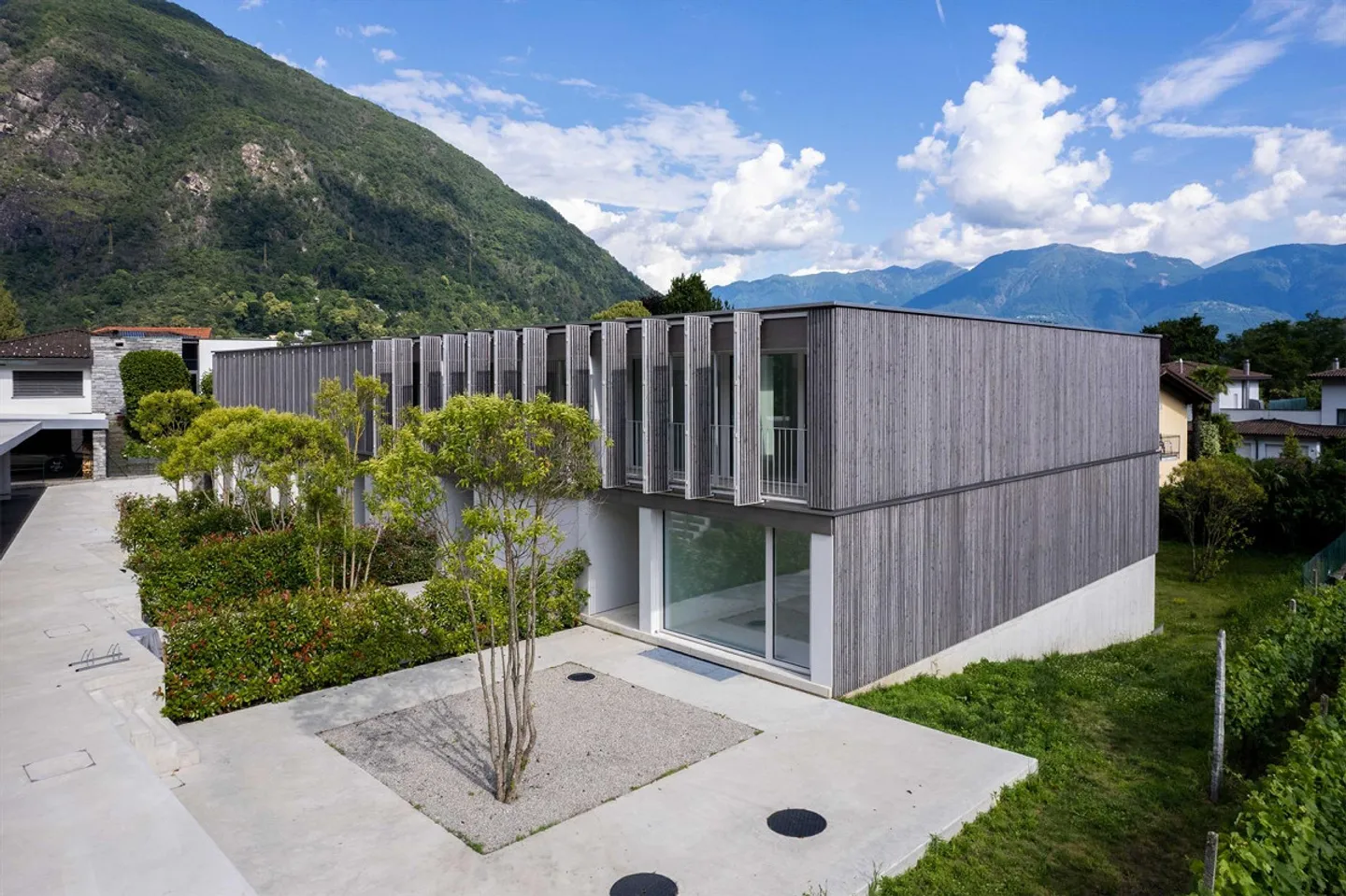 VILLA DI TESTA 5.5 CON AMPIO GIARDINO PRIVATO NEL LOCARNESE - Foto 1 di 9