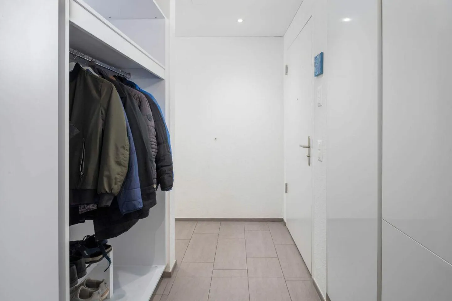 Vivere moderno con grande area esterna - Foto 3 di 13