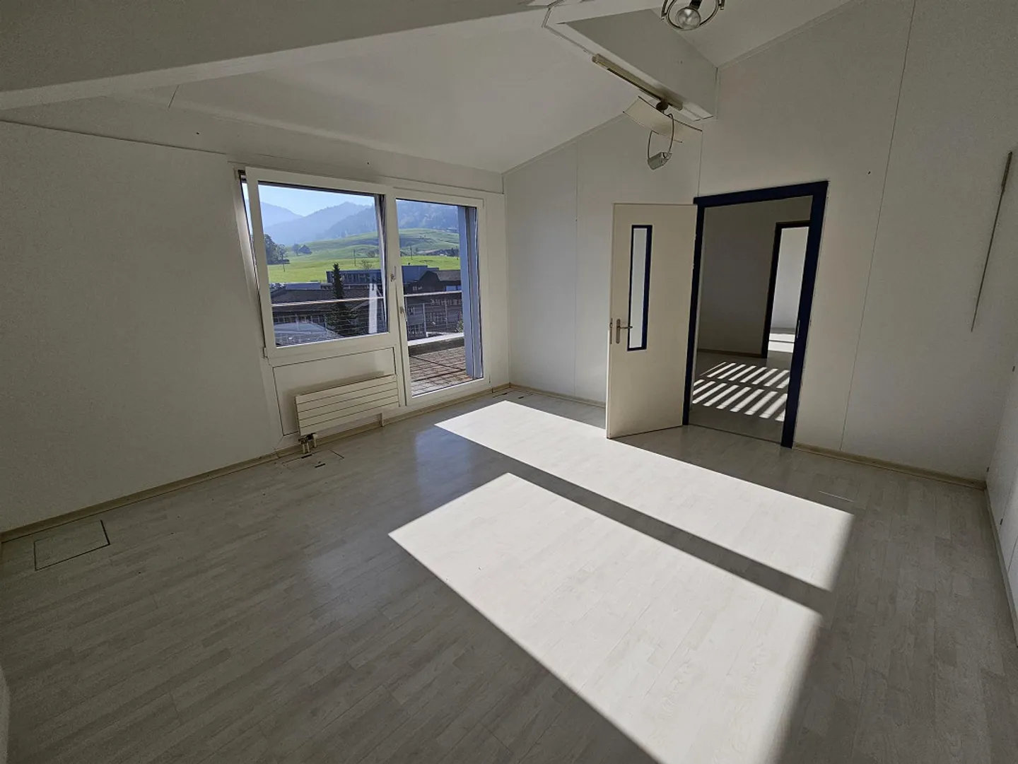 Bureau et espace commercial avec belle vue - Photo 5 sur 16