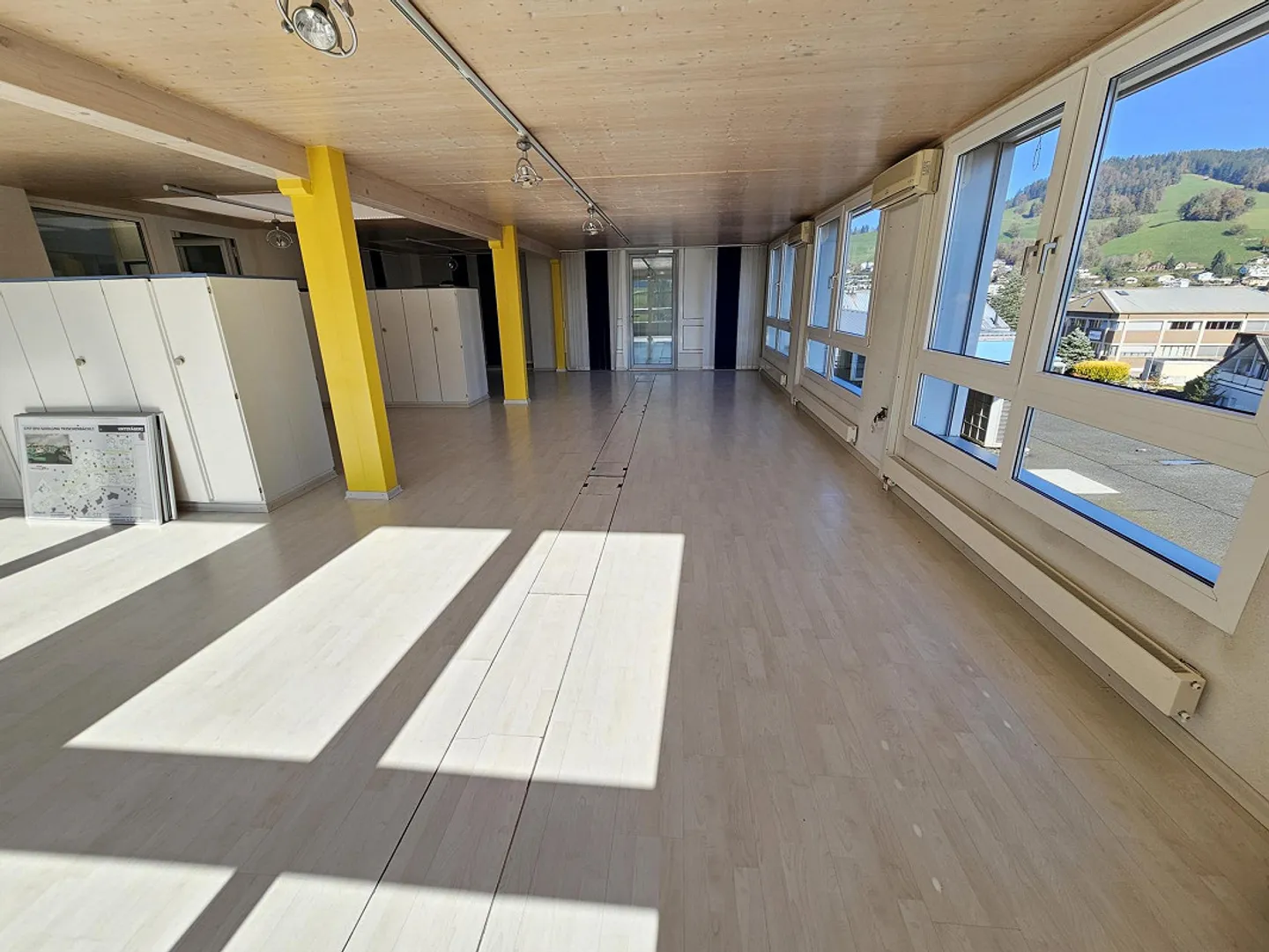 Bureau et espace commercial avec belle vue - Photo 2 sur 16