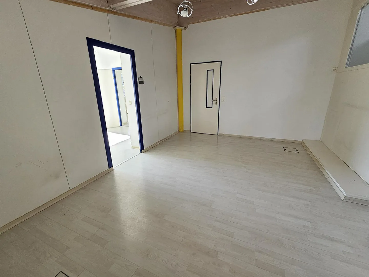 Bureau et espace commercial avec belle vue - Photo 6 sur 16