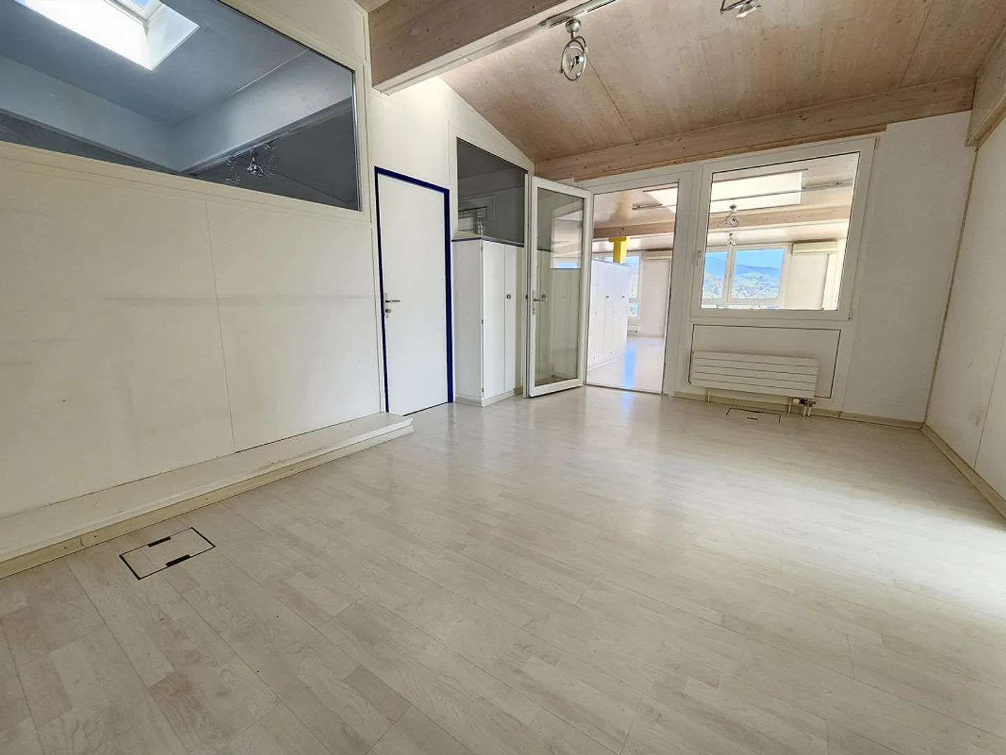 Bureau et espace commercial avec belle vue - Photo 13 sur 16