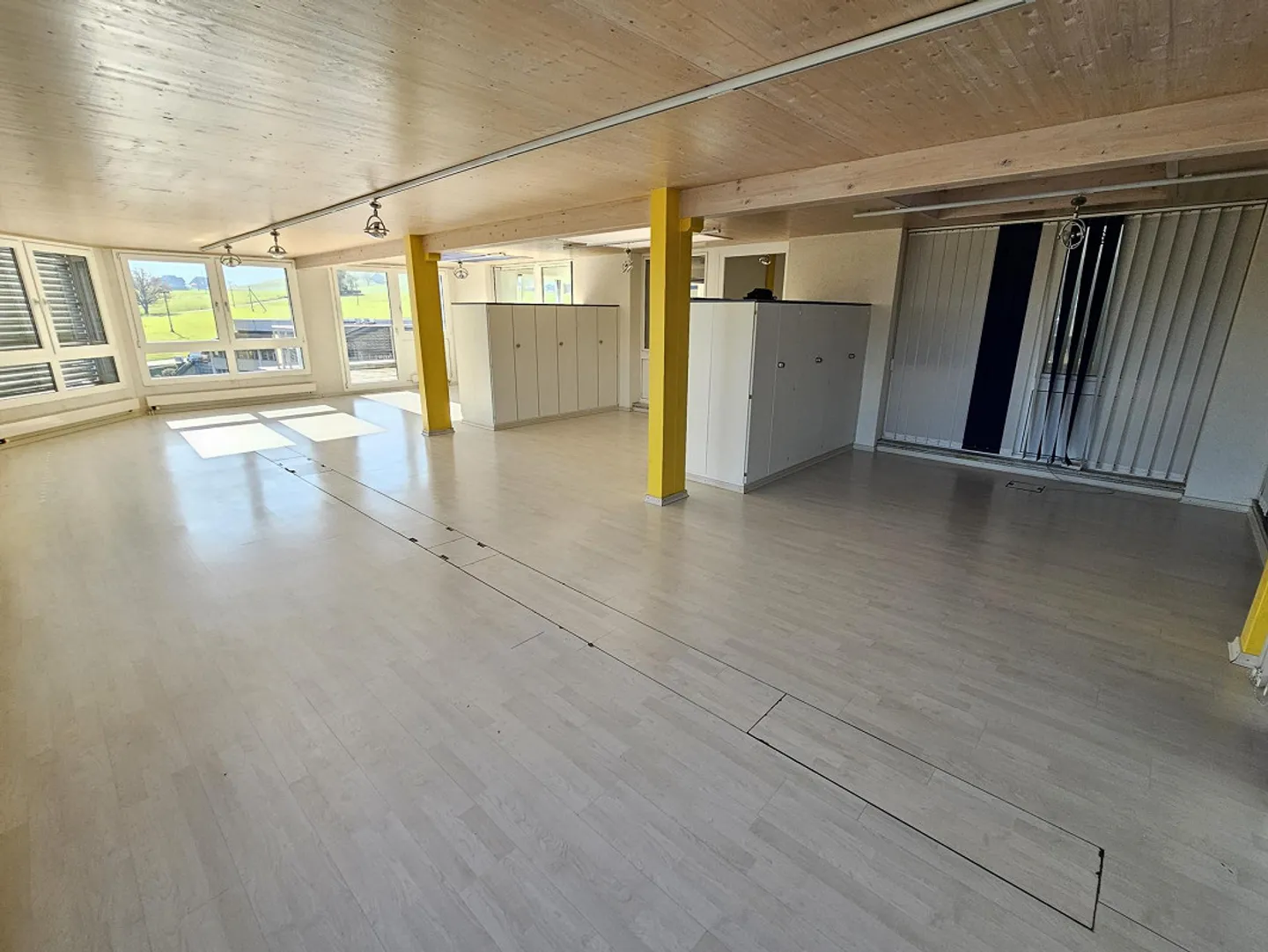 Bureau et espace commercial avec belle vue - Photo 12 sur 16