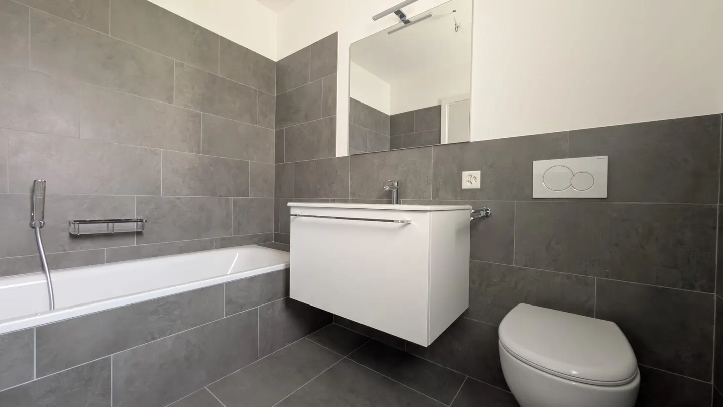 Private garden and modern design - Photo 10 of 14