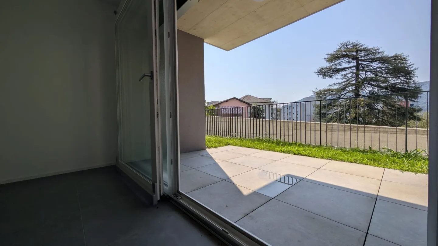 Private garden and modern design - Photo 2 of 14