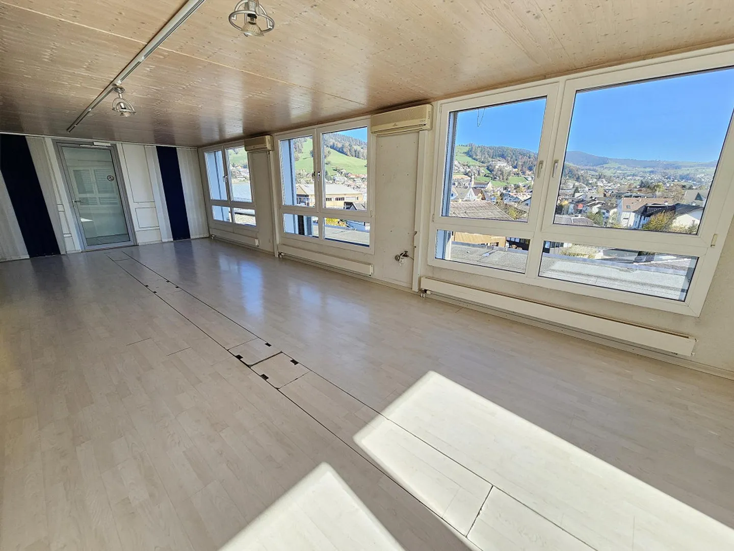 Bureau et espace commercial avec belle vue - Photo 15 sur 16