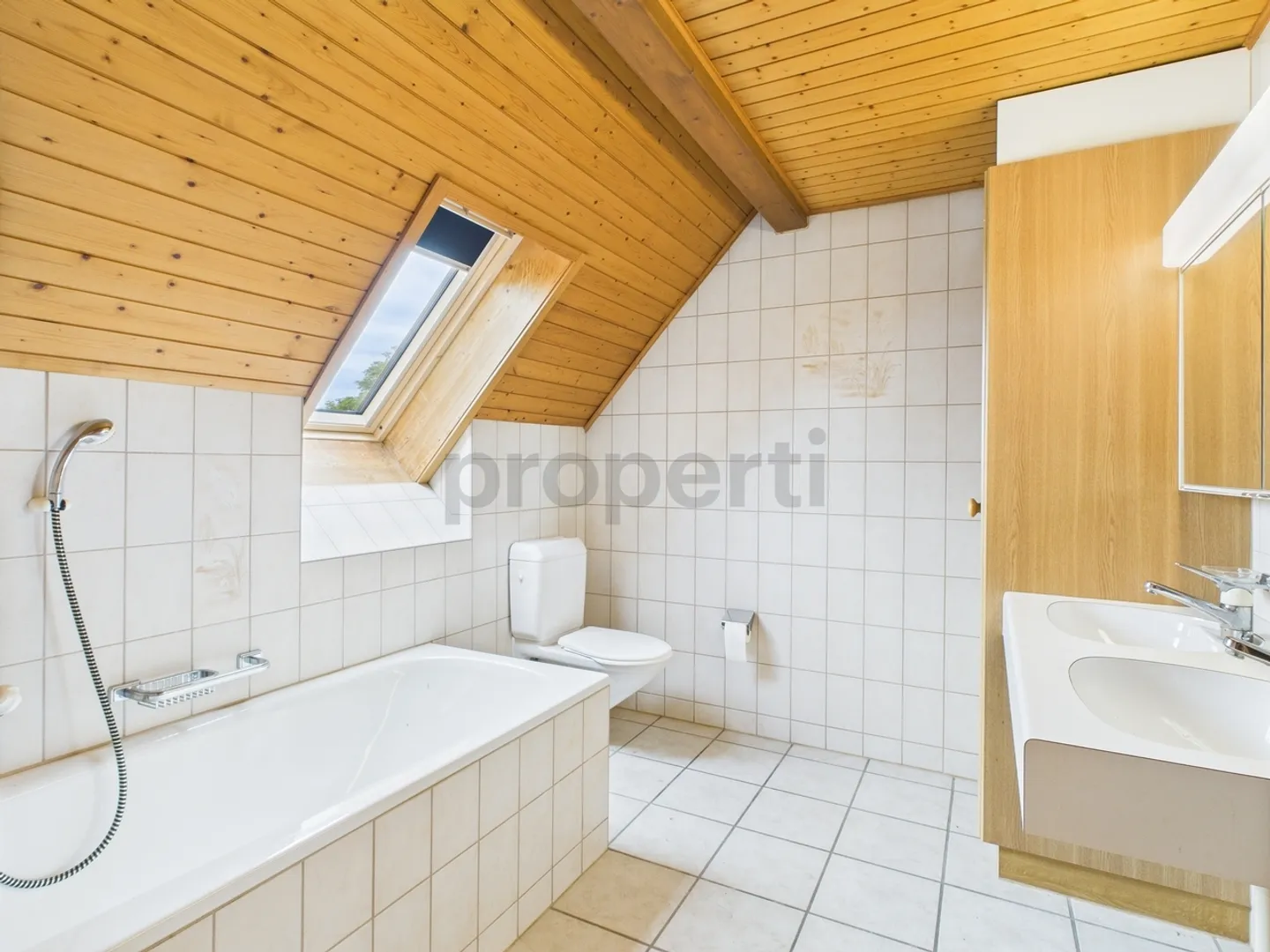 Appartement en duplex spacieux de 4,5 pièces à Ersigen - Photo 9 sur 13