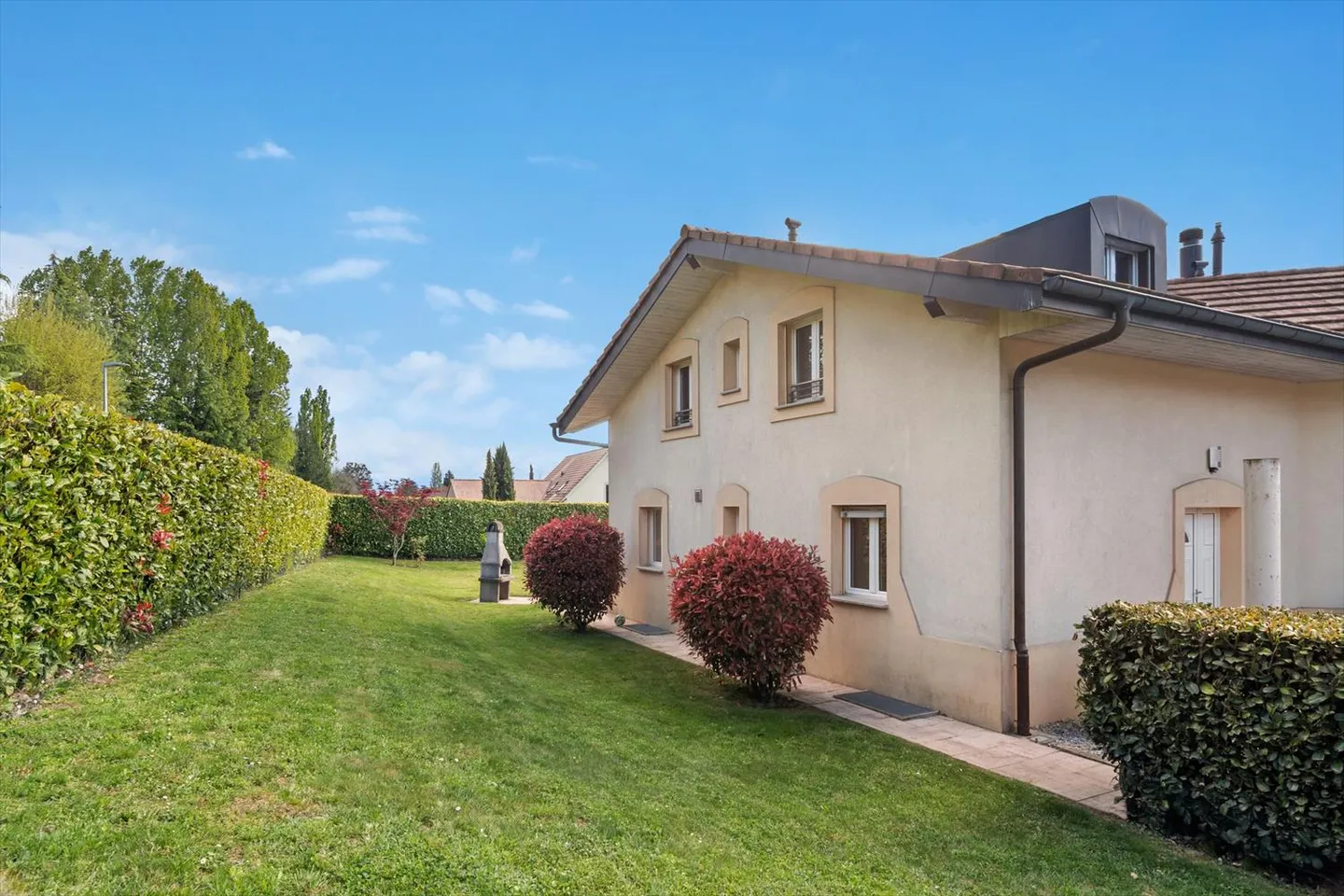 VILLA con 5,5 stanze su 3 livelli con GIARDINO, PISCINA e 2 POSTI AUTO ESTERNI - Foto 1 di 15