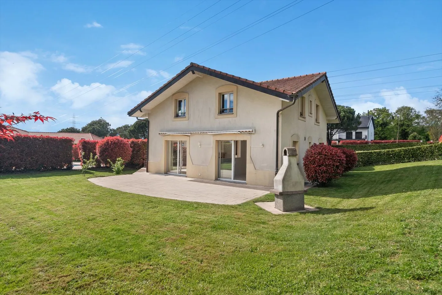 VILLA con 5,5 stanze su 3 livelli con GIARDINO, PISCINA e 2 POSTI AUTO ESTERNI - Foto 2 di 15