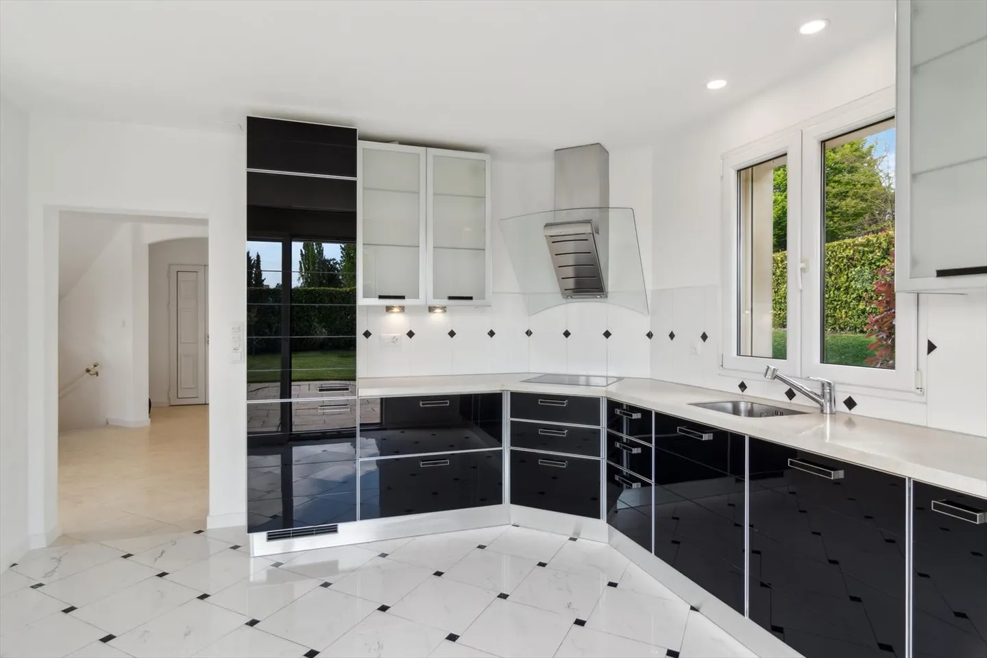 VILLA con 5,5 stanze su 3 livelli con GIARDINO, PISCINA e 2 POSTI AUTO ESTERNI - Foto 4 di 15