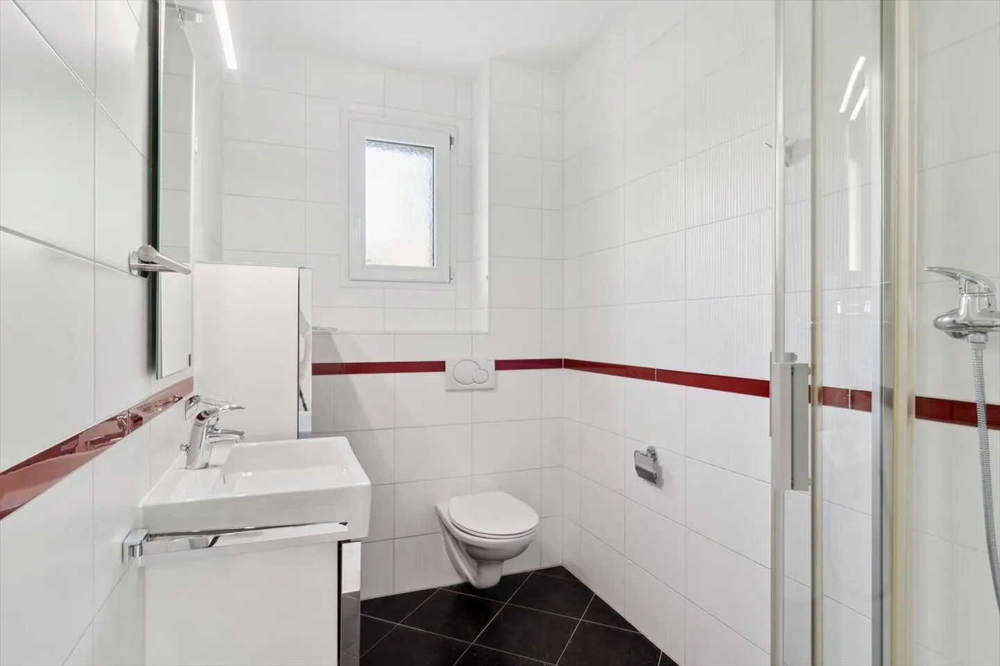 VILLA con 5,5 stanze su 3 livelli con GIARDINO, PISCINA e 2 POSTI AUTO ESTERNI - Foto 5 di 15