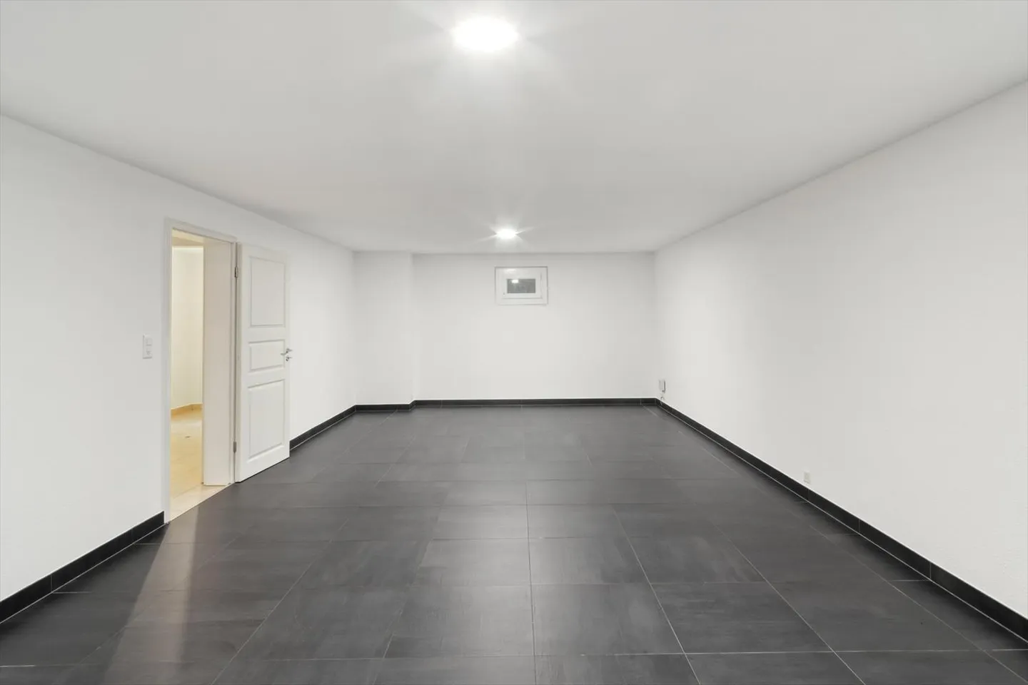 VILLA con 5,5 stanze su 3 livelli con GIARDINO, PISCINA e 2 POSTI AUTO ESTERNI - Foto 8 di 15