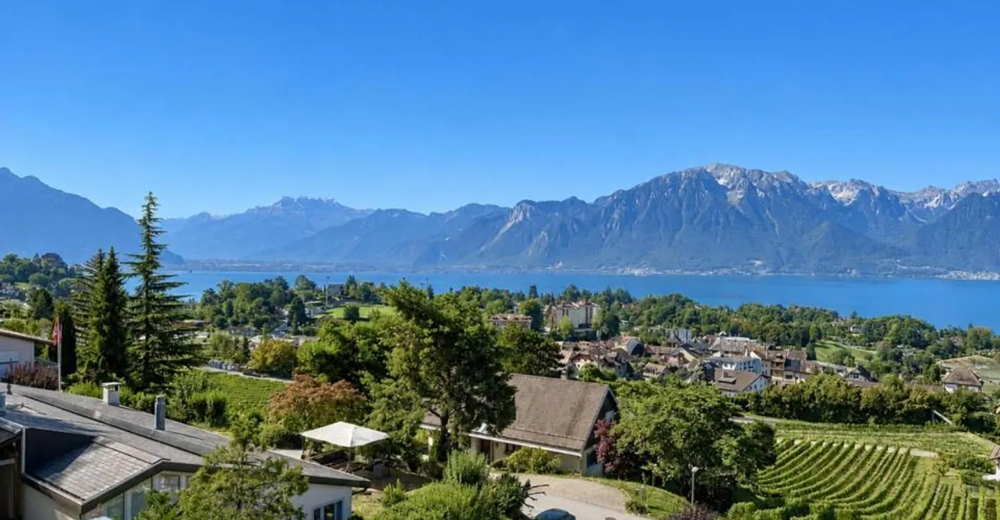 Doppelhaushälfte mit 5,5 Zimmern und Panoramablick auf den See und die Alpen! - Foto 1 von 11