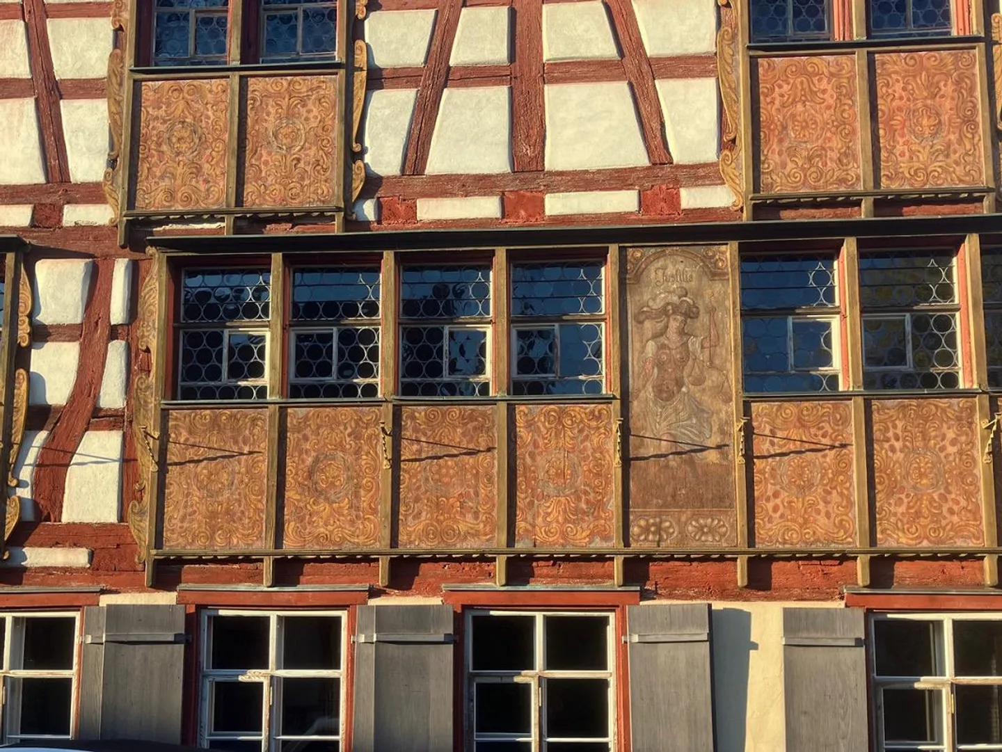 Appartement de 4 pièces avec charme dans un bien aimé - Photo 2 sur 3