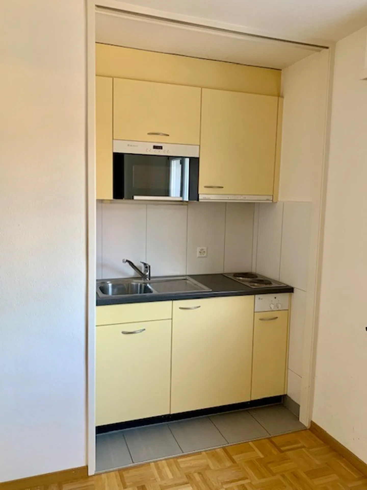 The perfect studio: practical, bright, and just steps away from everything! - Photo 3 of 5