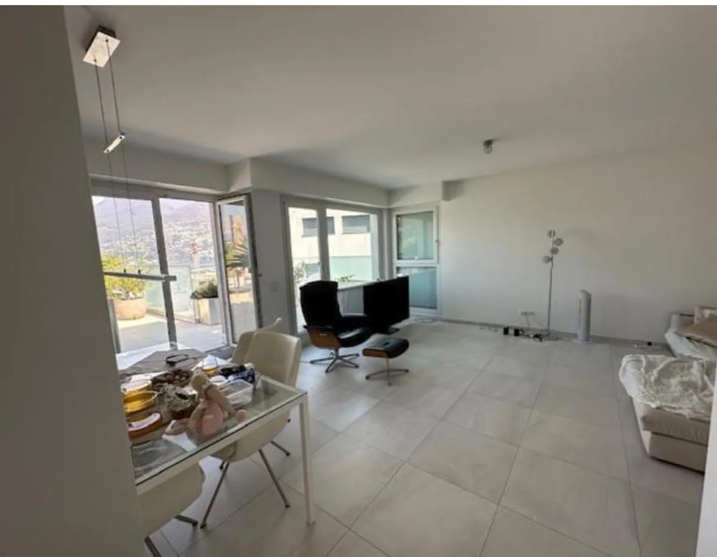 Penthouse 4.5 pièces avec vue sur le lac et piscine - Photo 5 sur 12