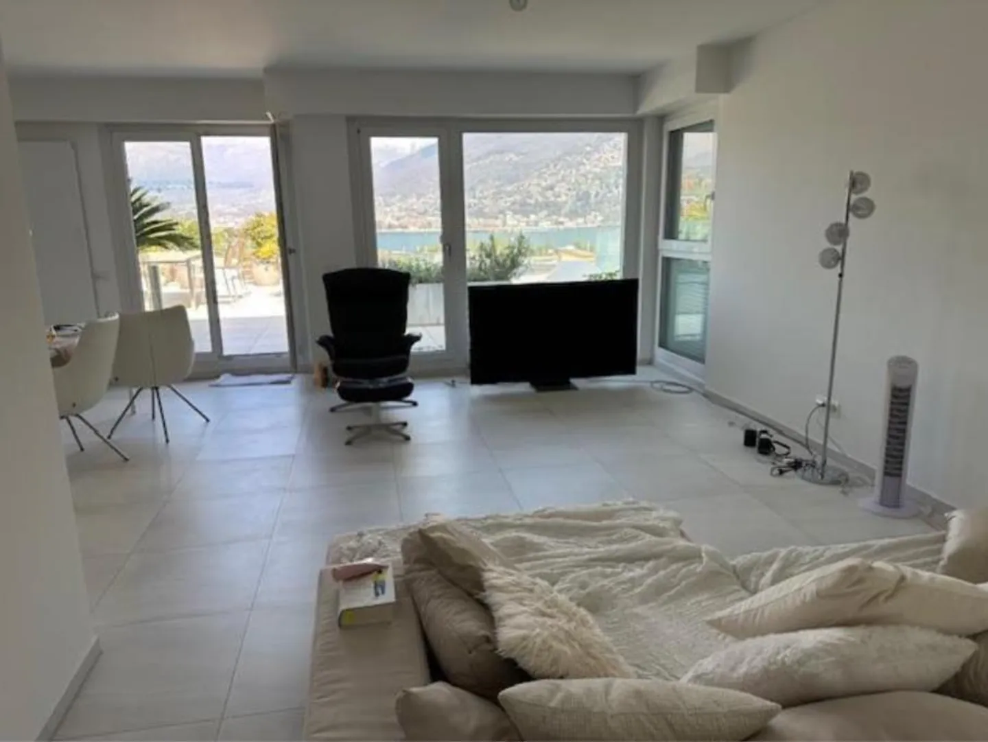 Penthouse 4.5 pièces avec vue sur le lac et piscine - Photo 6 sur 12