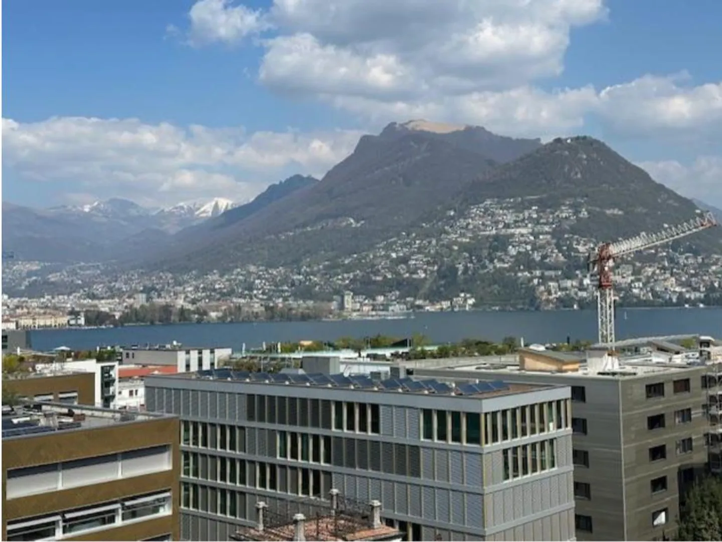 Penthouse 4.5 pièces avec vue sur le lac et piscine - Photo 2 sur 12