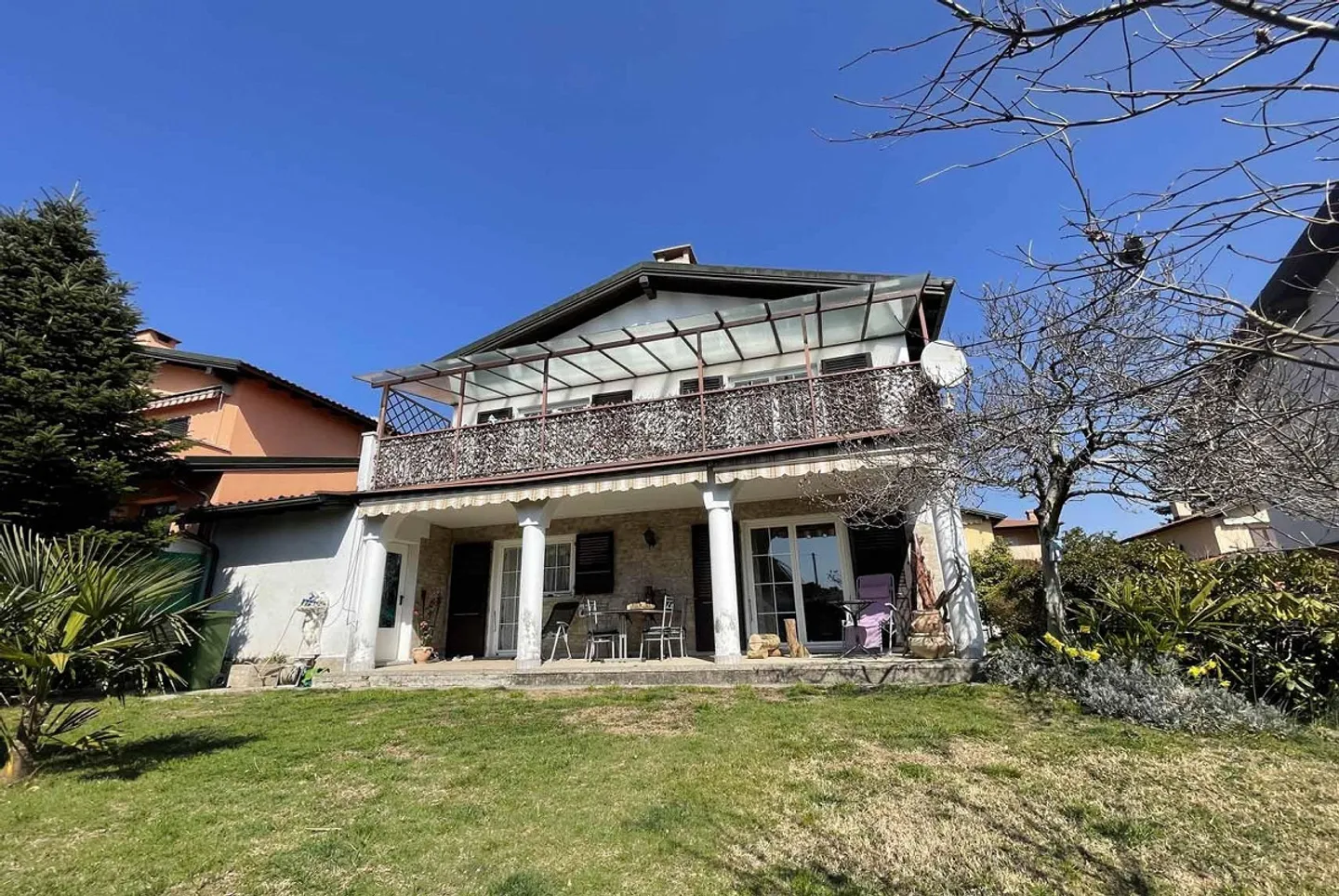 GERÄUMIGE EINZELHAUS VILLA 4.5 ZIMMER MIT GARTEN IN STABIO - Foto 1 von 12