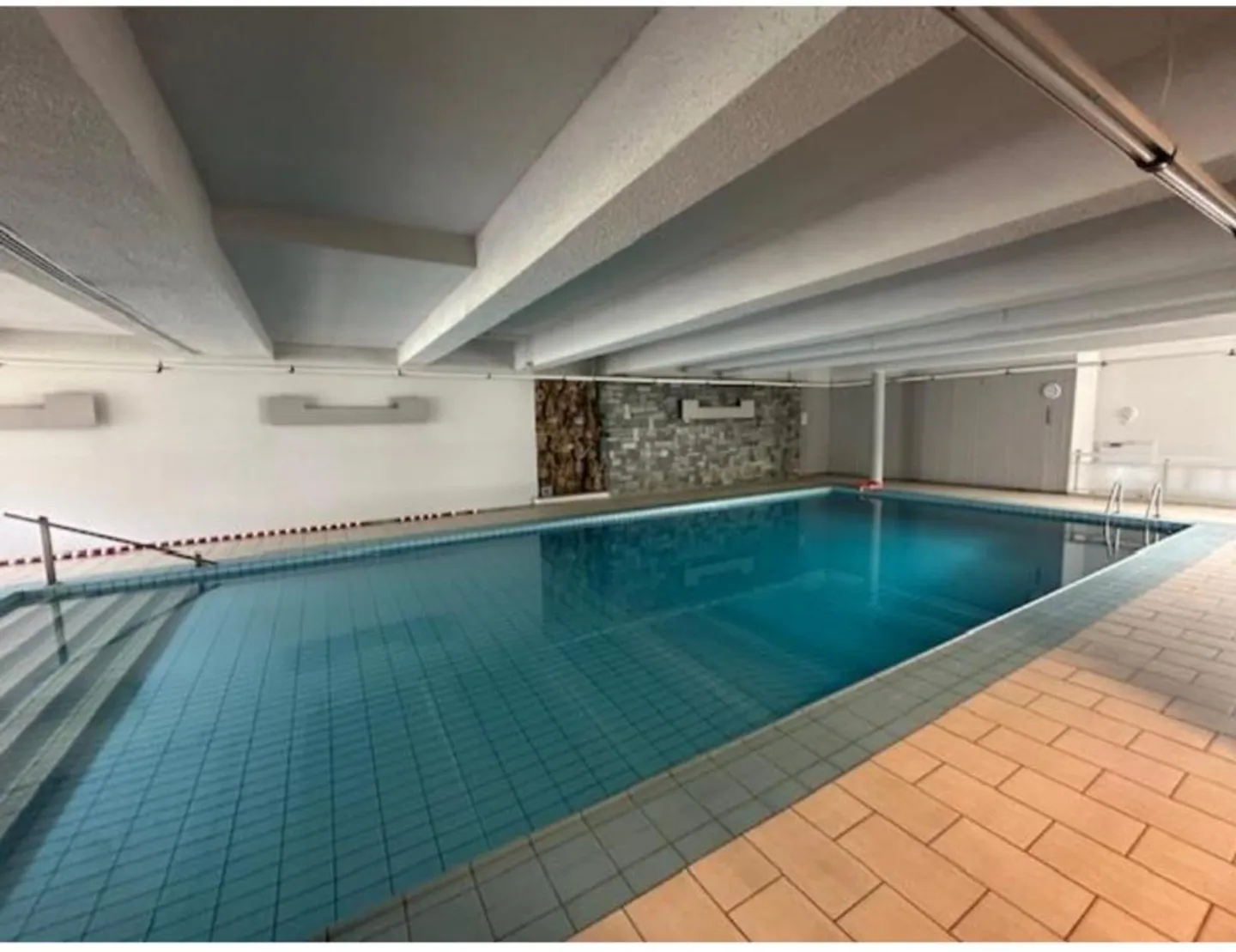 Penthouse 4.5 pièces avec vue sur le lac et piscine - Photo 10 sur 12