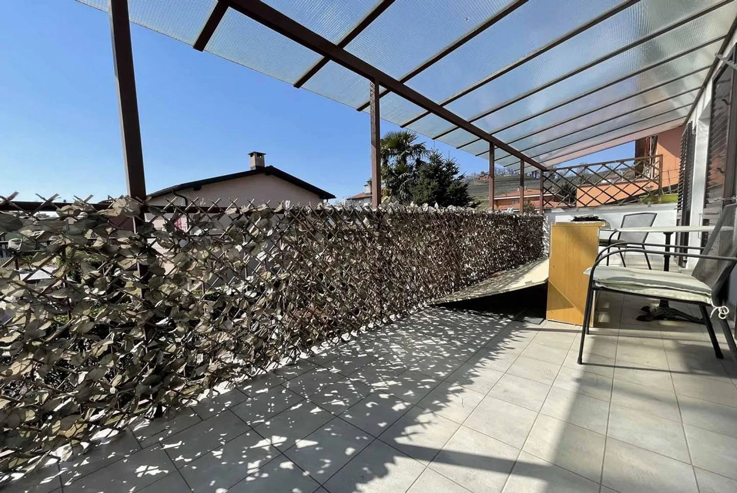 GERÄUMIGE EINZELHAUS VILLA 4.5 ZIMMER MIT GARTEN IN STABIO - Foto 6 von 12