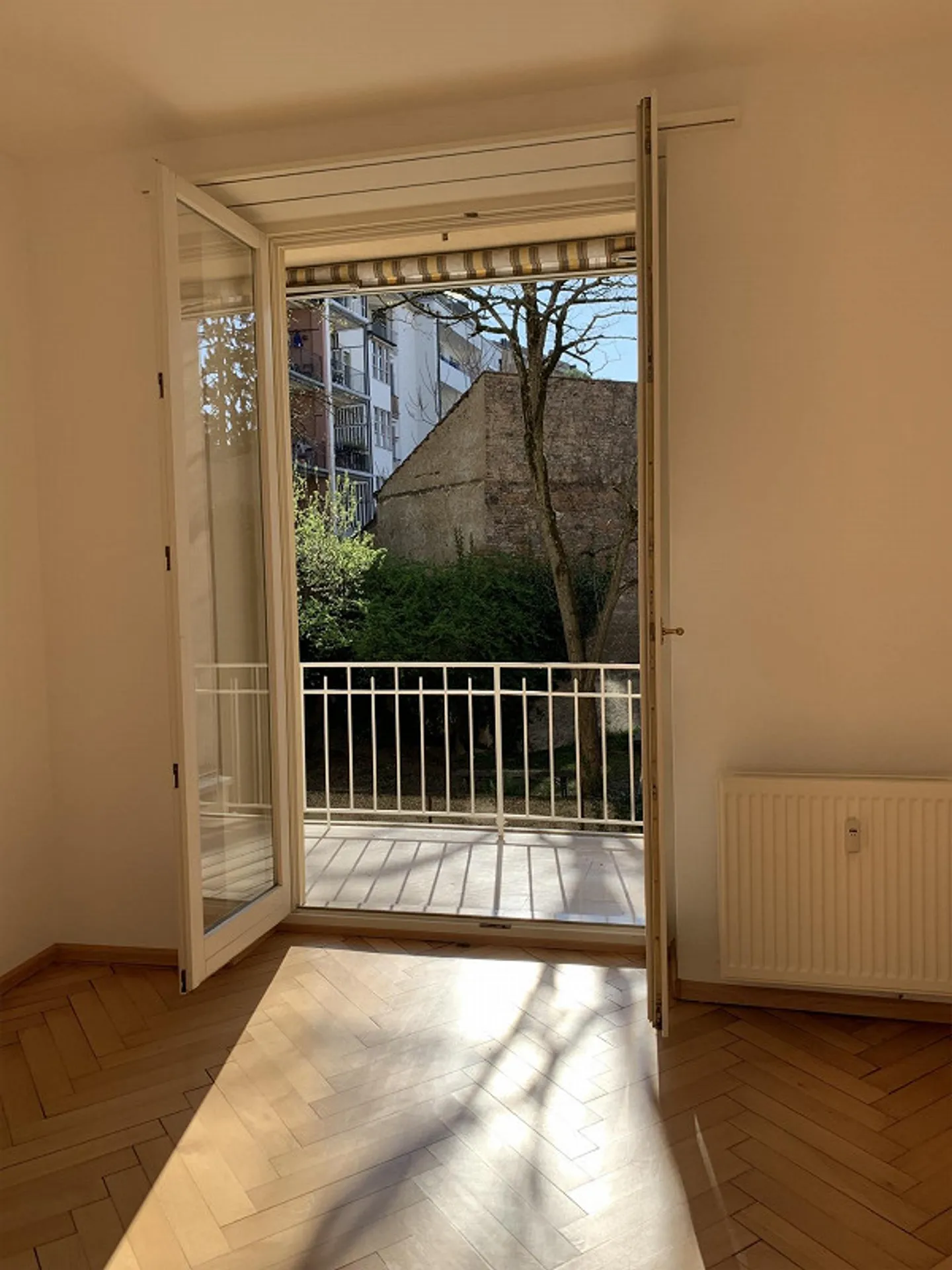 3.5-Room Old Building Apartment with 2 Balconies in Art Nouveau House - Photo 4 of 11