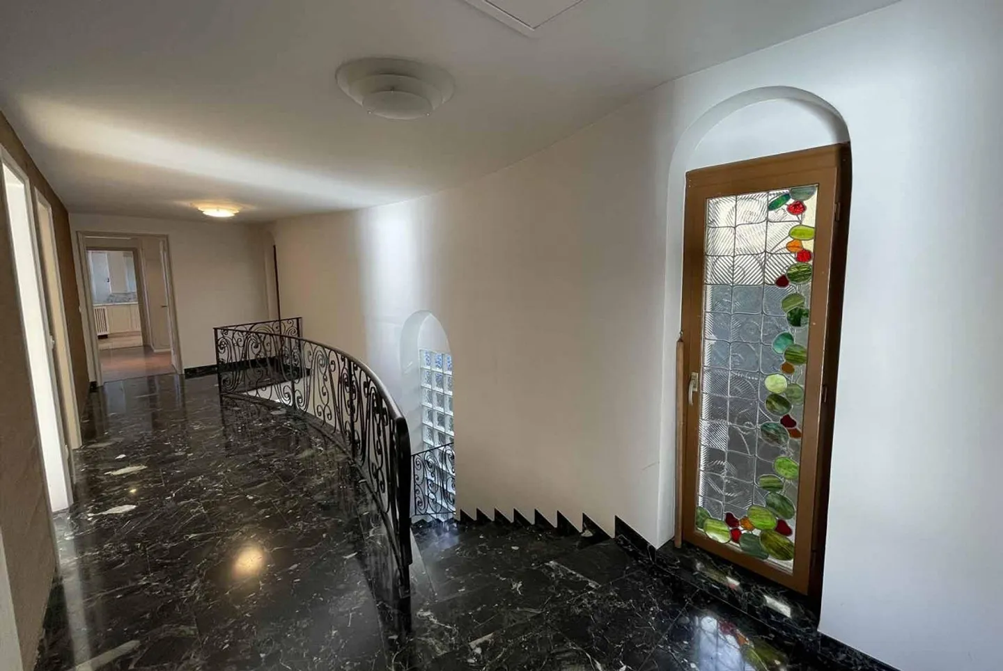 GERÄUMIGE UND PRESTIGETRÄCHTIGE VILLA 8.5 MIT SEEBLICK IN COLLINA D'ORO - Foto 6 von 12