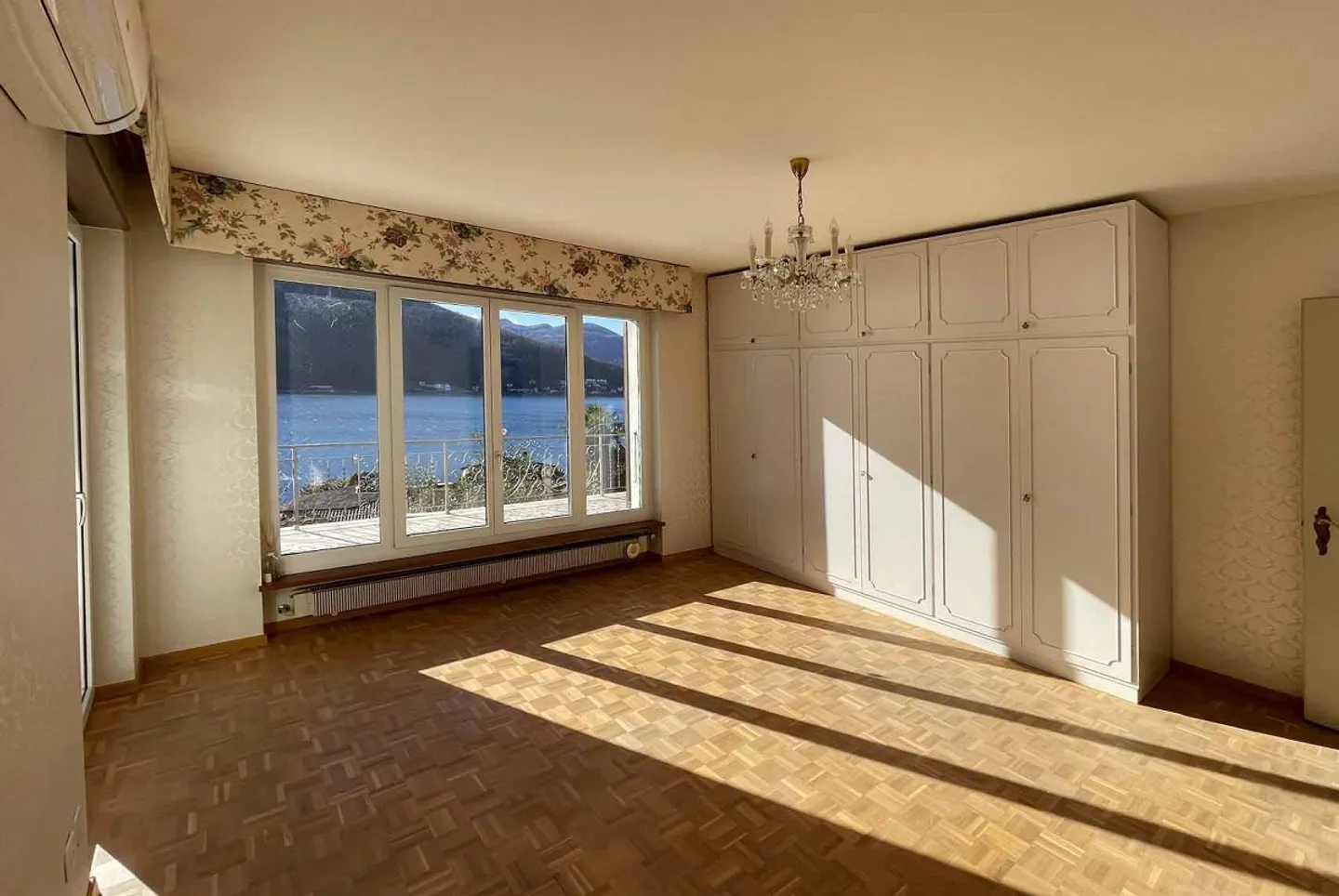 GERÄUMIGE UND PRESTIGETRÄCHTIGE VILLA 8.5 MIT SEEBLICK IN COLLINA D'ORO - Foto 8 von 12