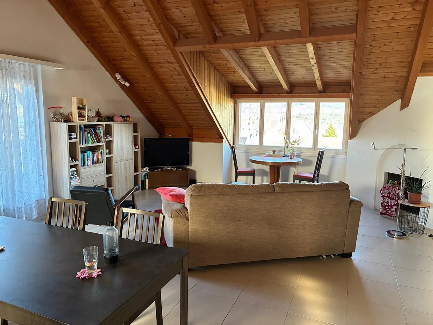Ampio attico di 3,5 locali con vista lago a Oberrieden - Foto 2 di 8