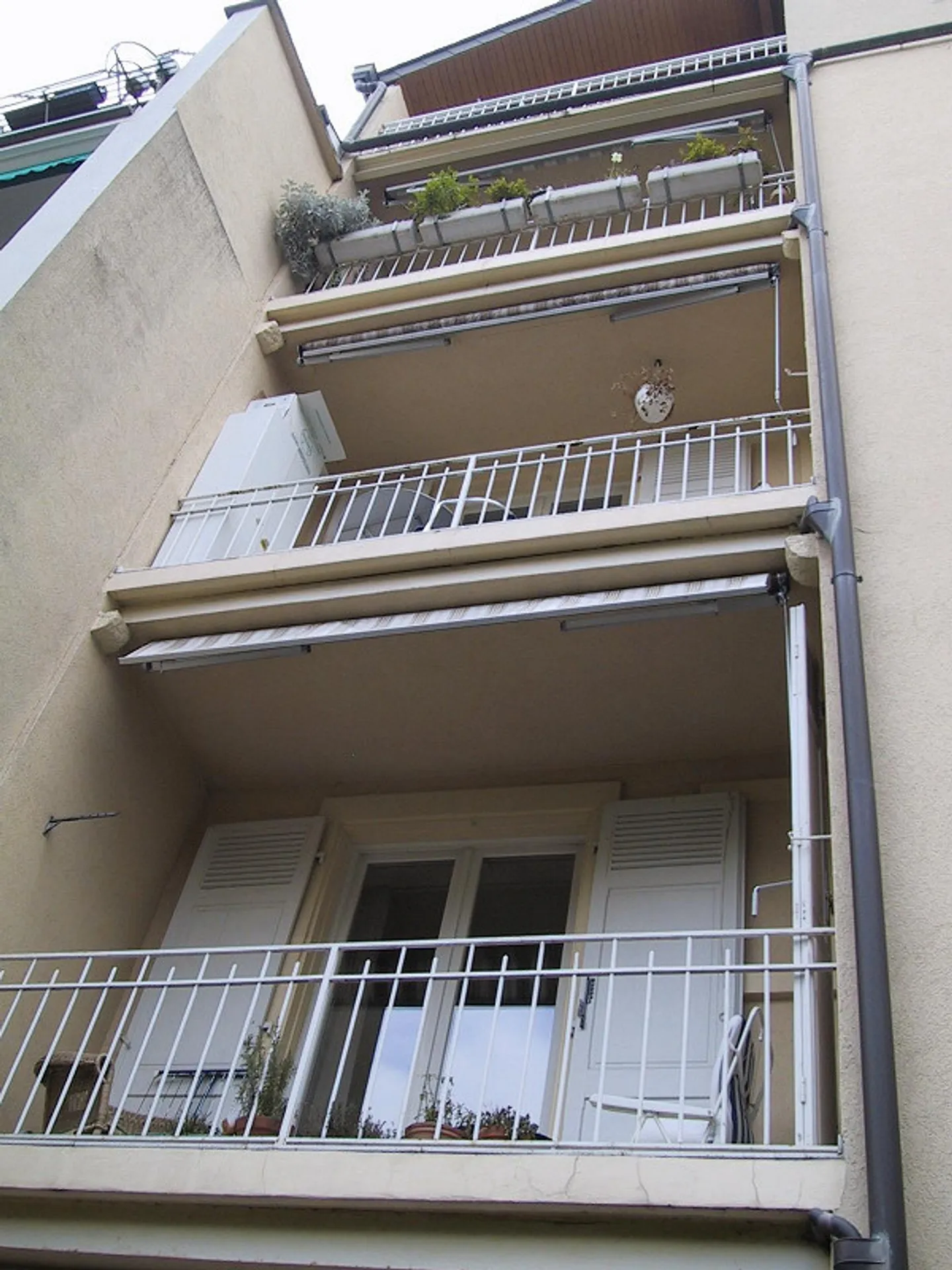 3.5-Room Old Building Apartment with 2 Balconies in Art Nouveau House - Photo 10 of 11
