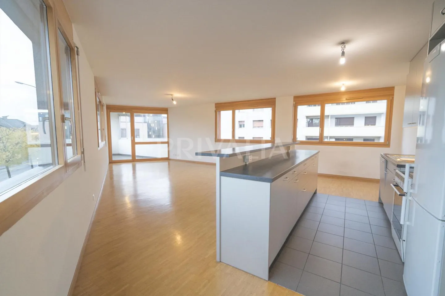 Geräumige Wohnung im Herzen eines modernen und sicheren Gebäudes mit Loggia, in p - Foto 1 von 5