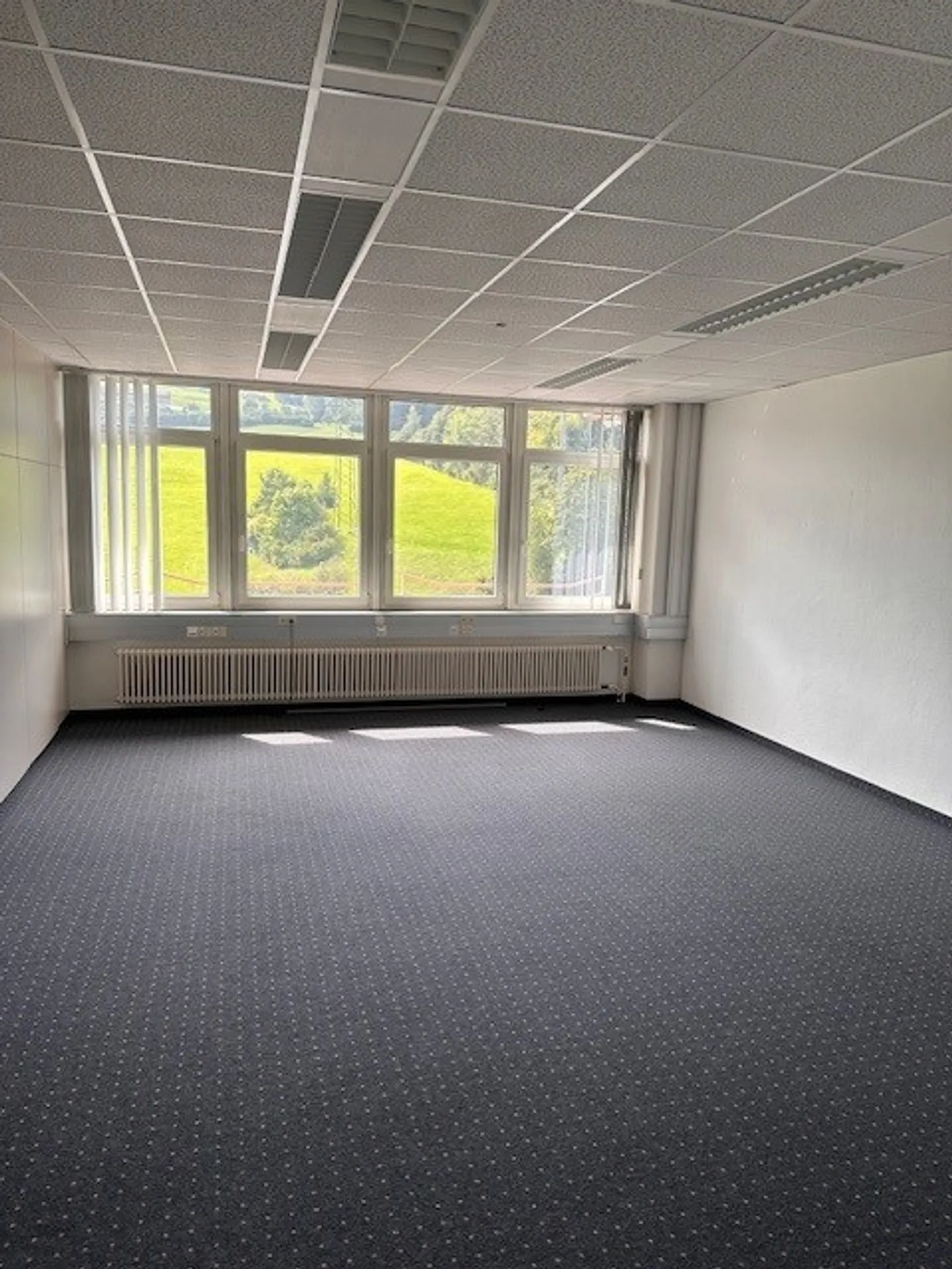 Klimatisierte Büros mit Weitsicht zu vermieten - Foto 1 von 11