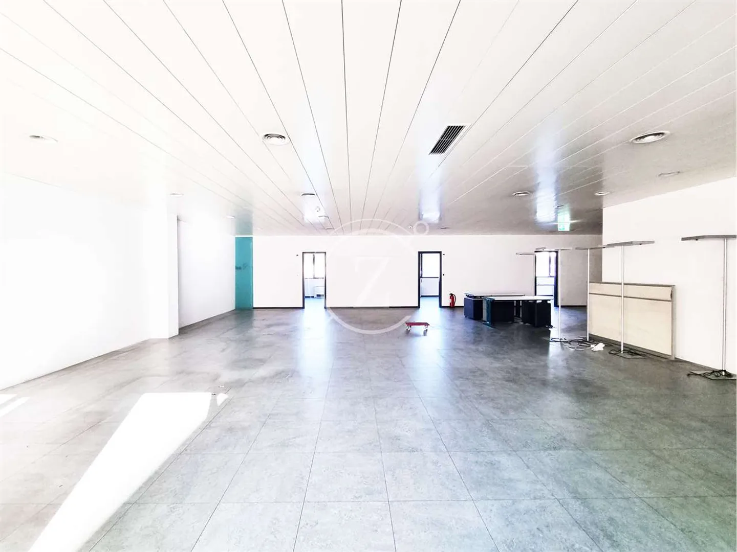 Wir vermieten ein großes Büro oder ein Geschäftslokal - Foto 1 di 5