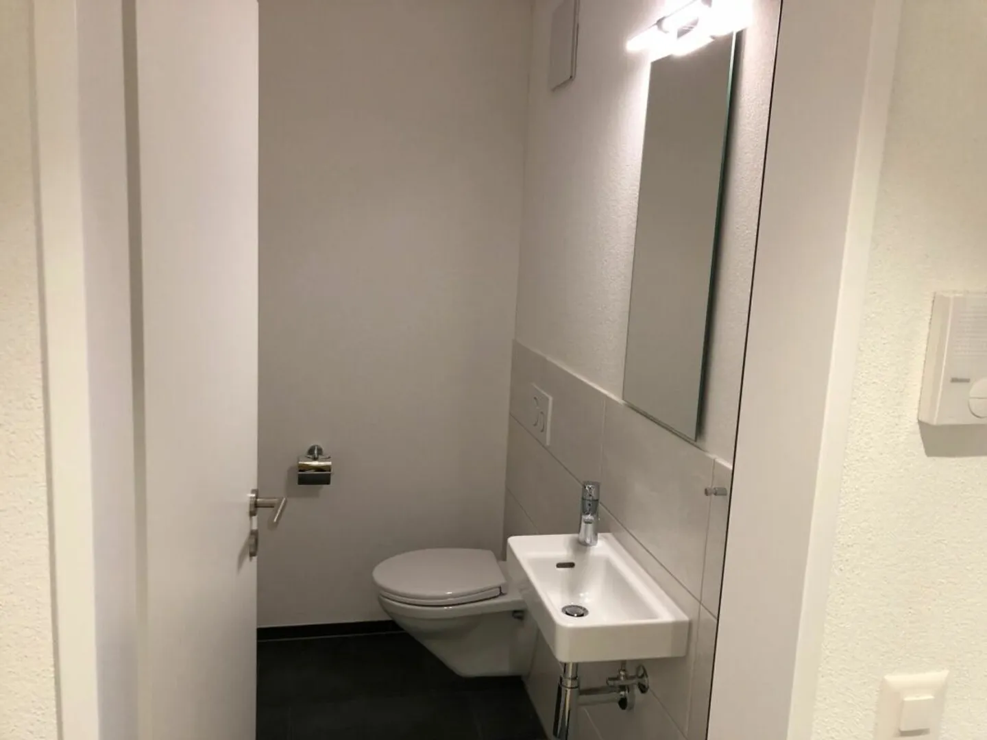 Modernes Apartment mit Balkon - Foto 6 von 8
