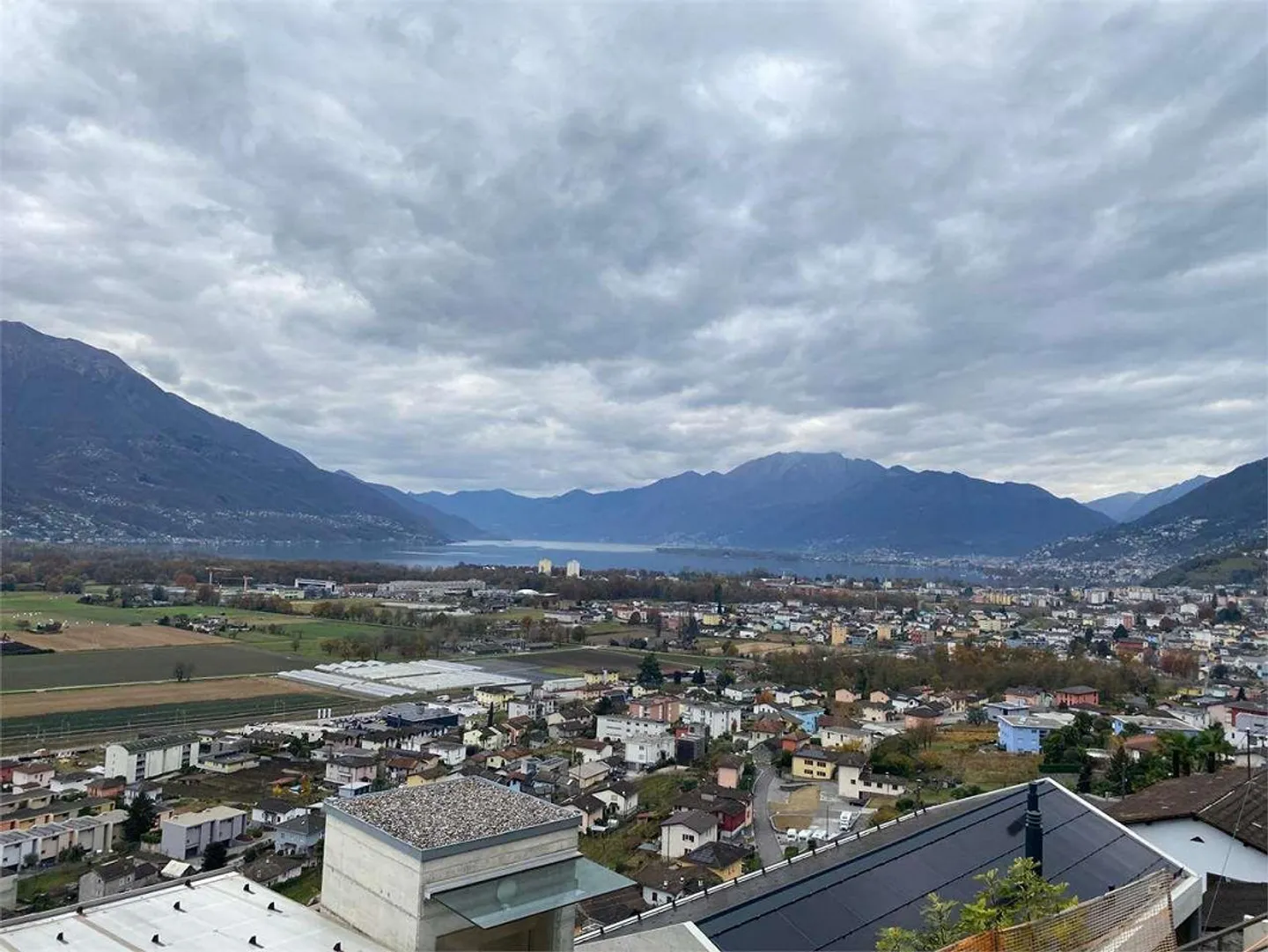 Gordola in a hilly position, modern and bright 4.5 rooms with view - Photo 3 of 13