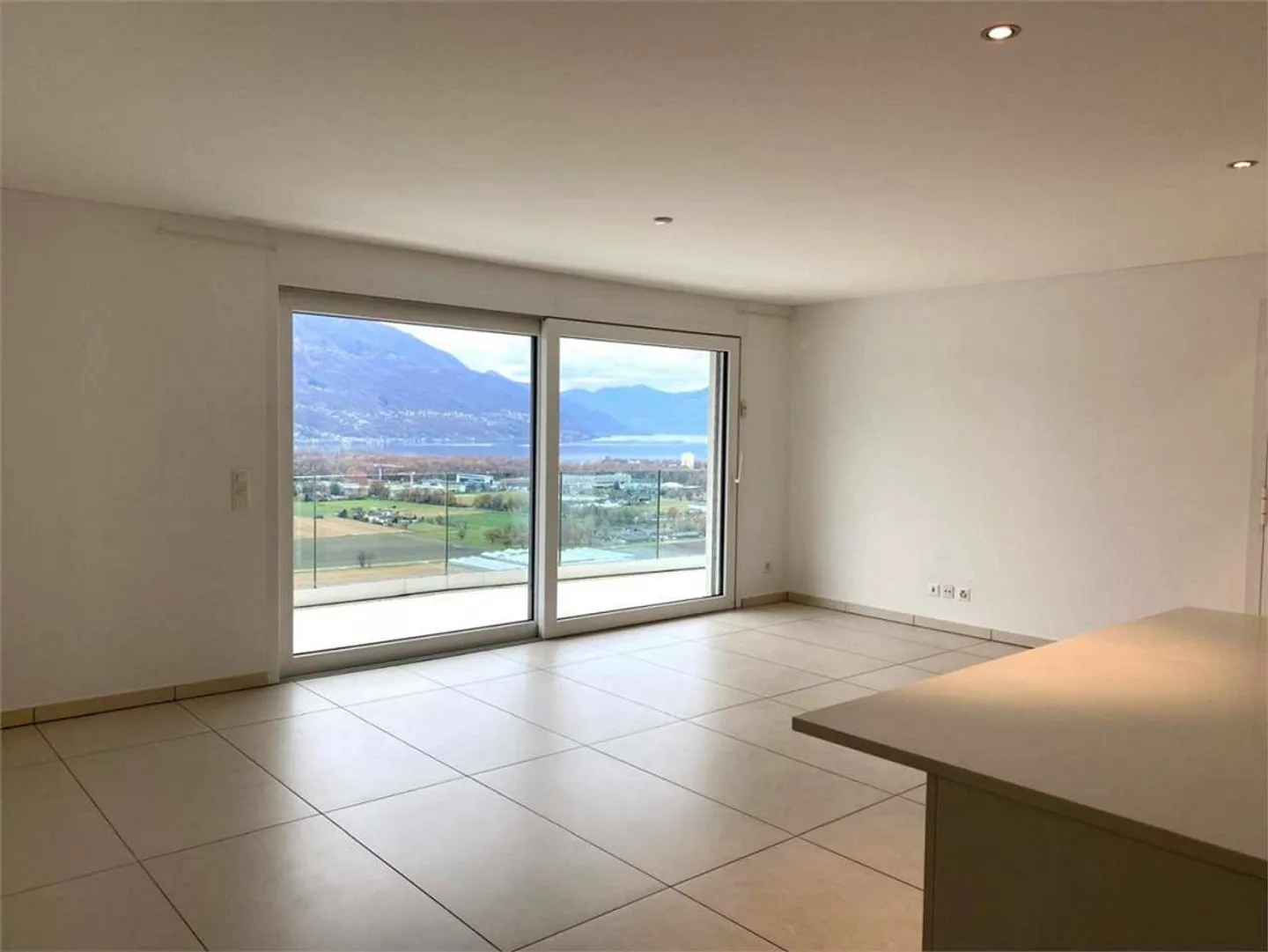 Gordola in a hilly position, modern and bright 4.5 rooms with view - Photo 4 of 13