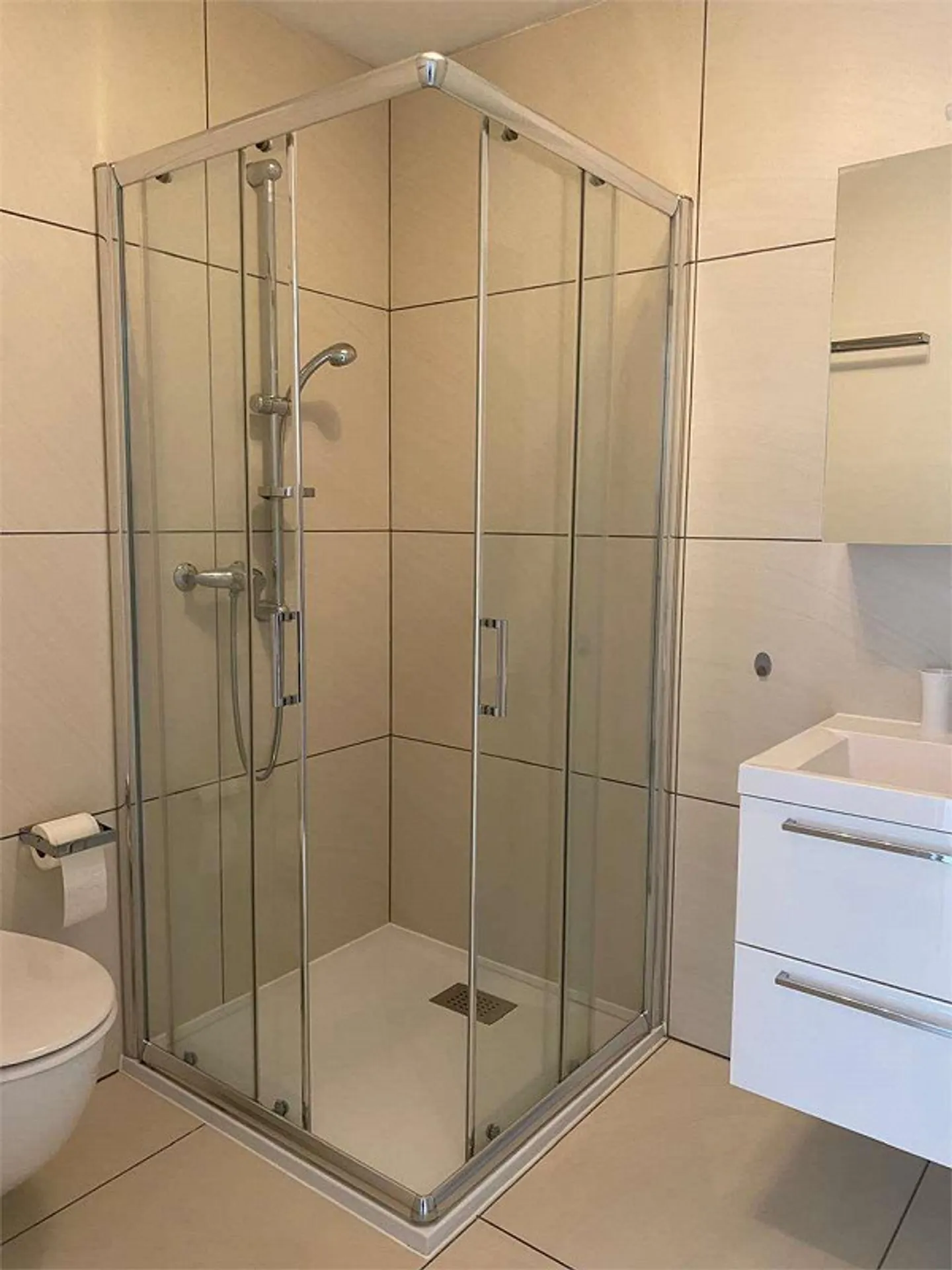 Gordola in a hilly position, modern and bright 4.5 rooms with view - Photo 9 of 13