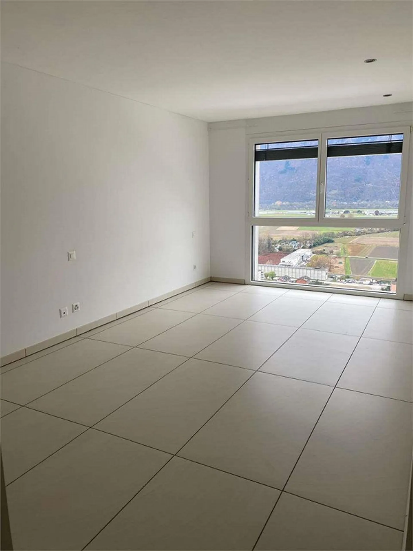 Gordola in a hilly position, modern and bright 4.5 rooms with view - Photo 10 of 13