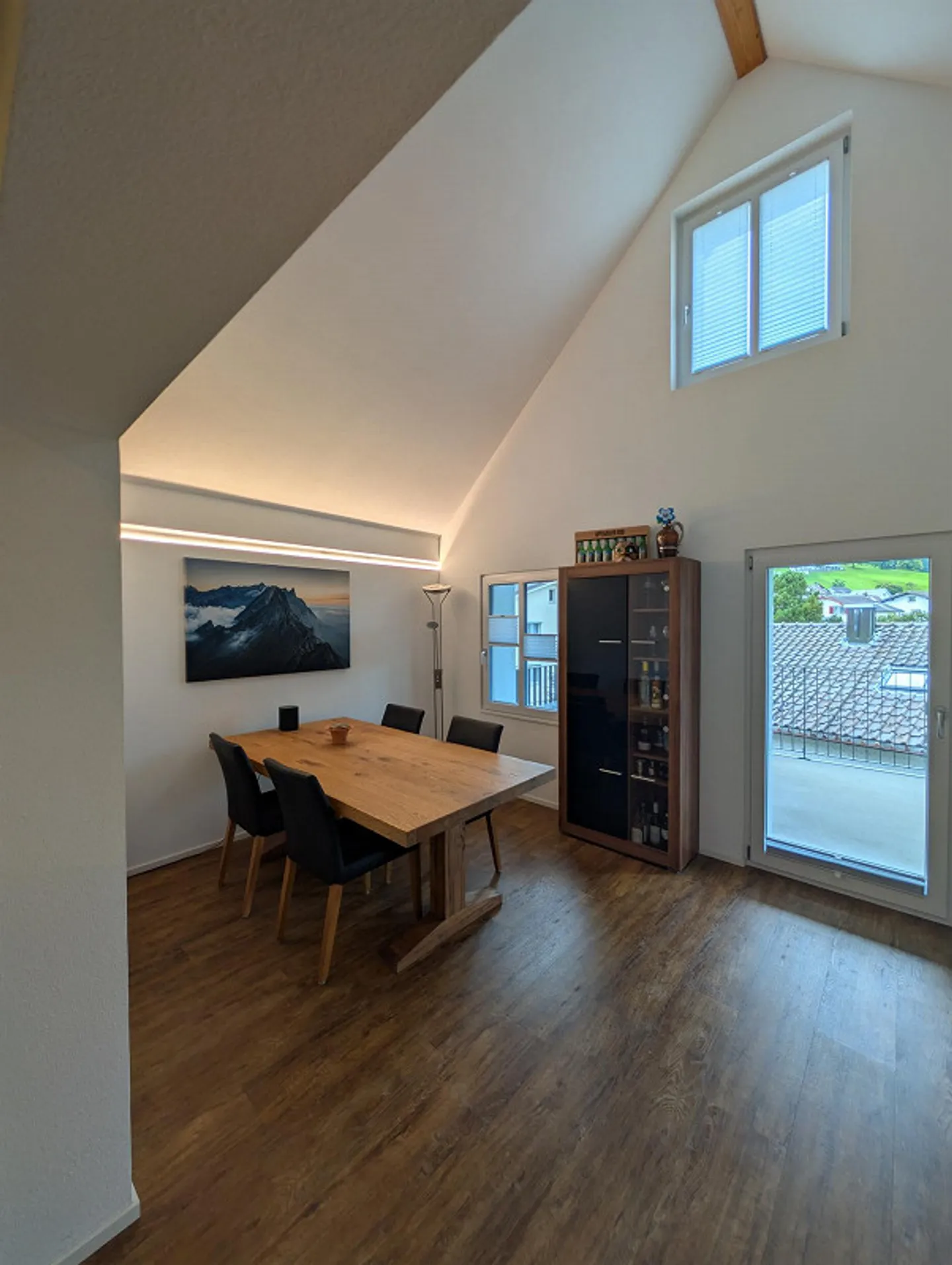 Appartement en attique attrayant de 3,5 pièces avec galerie près du centre - Photo 2 sur 13
