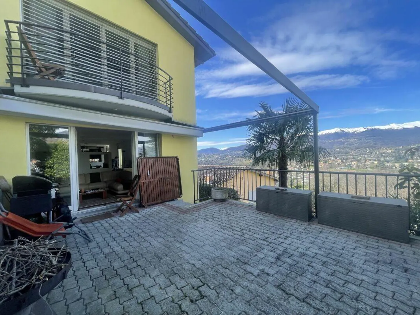 Casa unifamiliare con vista aperta - Foto 2 di 9