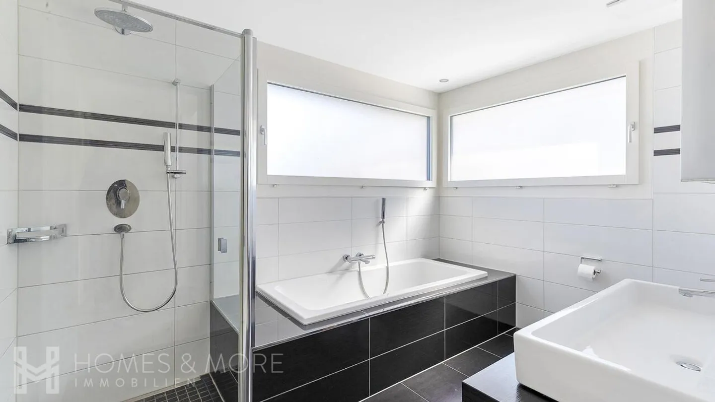 PISCINE, VUE PANORAMIQUE ET FINITIONS DE HAUTE QUALITÉ - Photo 5 sur 12