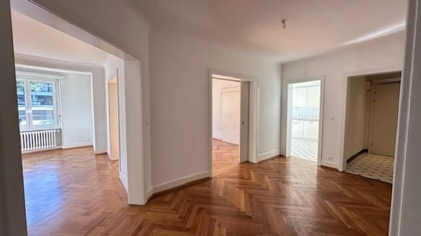 Fully renovated apartment - Photo 7 of 9
