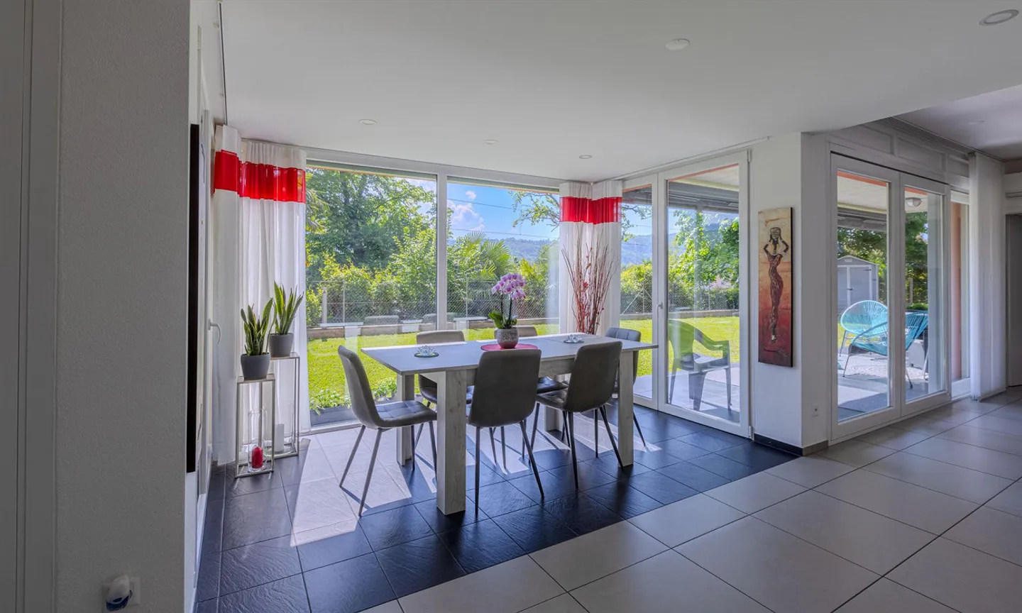 STUNNING 3.5 ROOMS WITH LARGE GARDEN IN AGNO - Photo 1 of 10