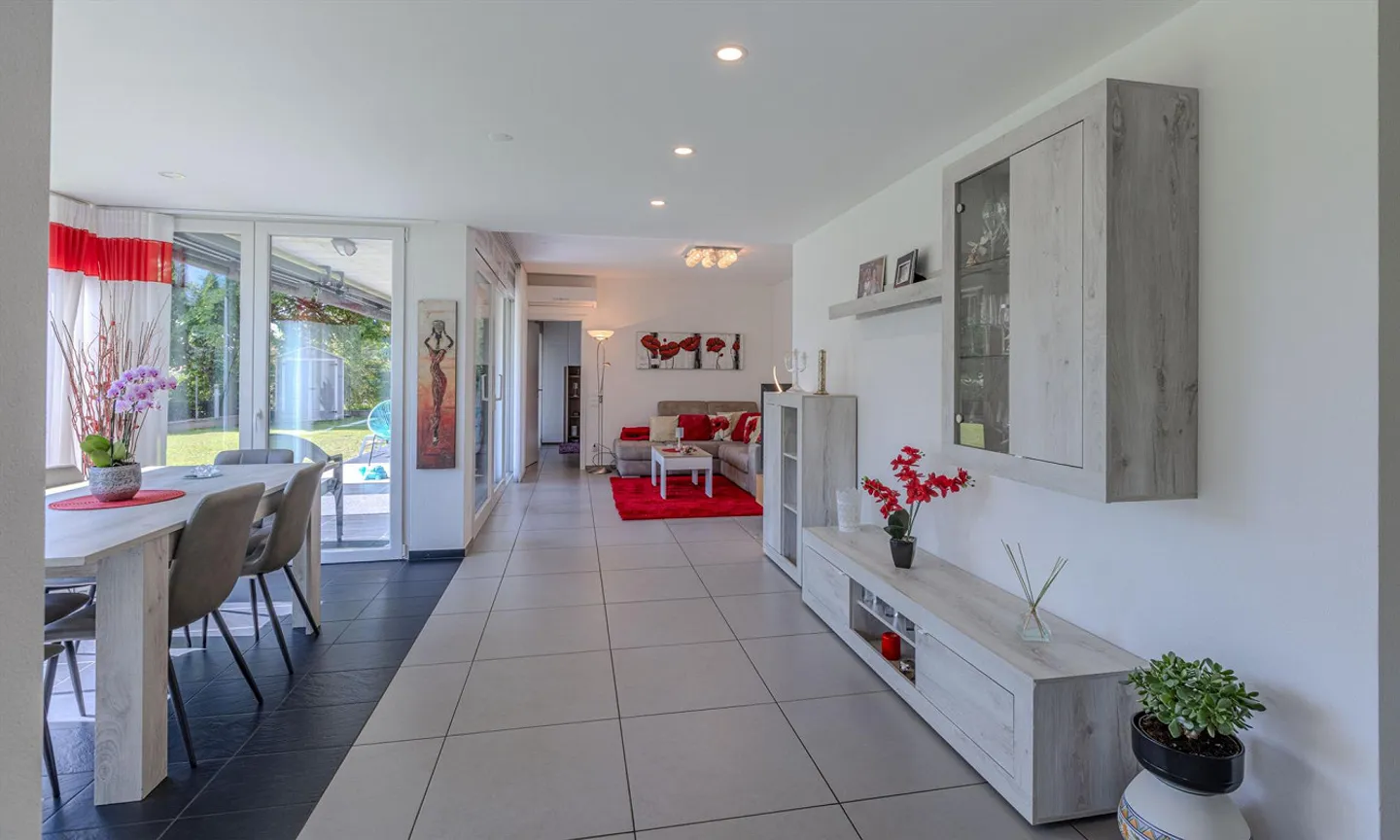 STUNNING 3.5 ROOMS WITH LARGE GARDEN IN AGNO - Photo 3 of 10