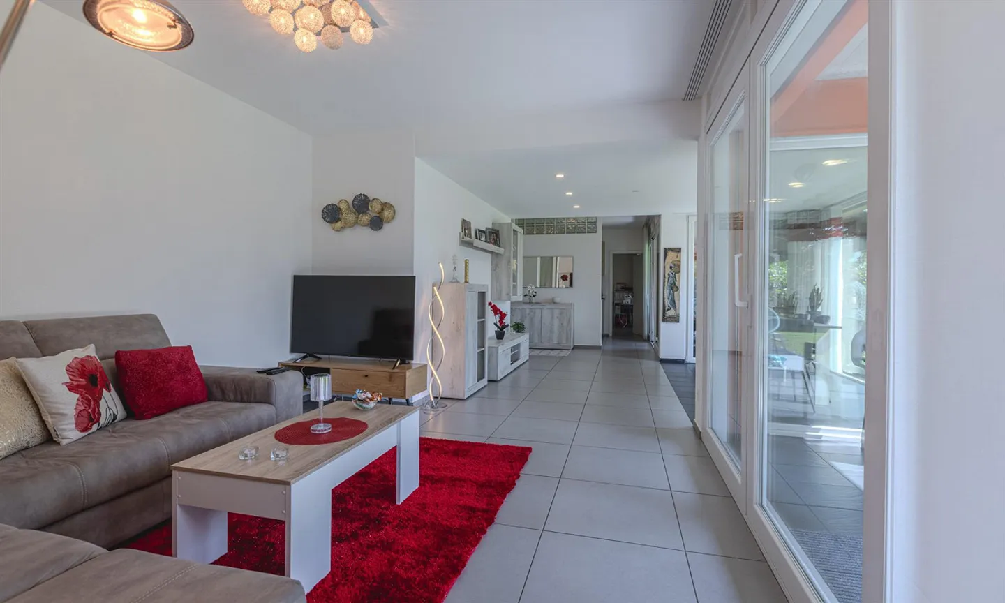 STUNNING 3.5 ROOMS WITH LARGE GARDEN IN AGNO - Photo 4 of 10