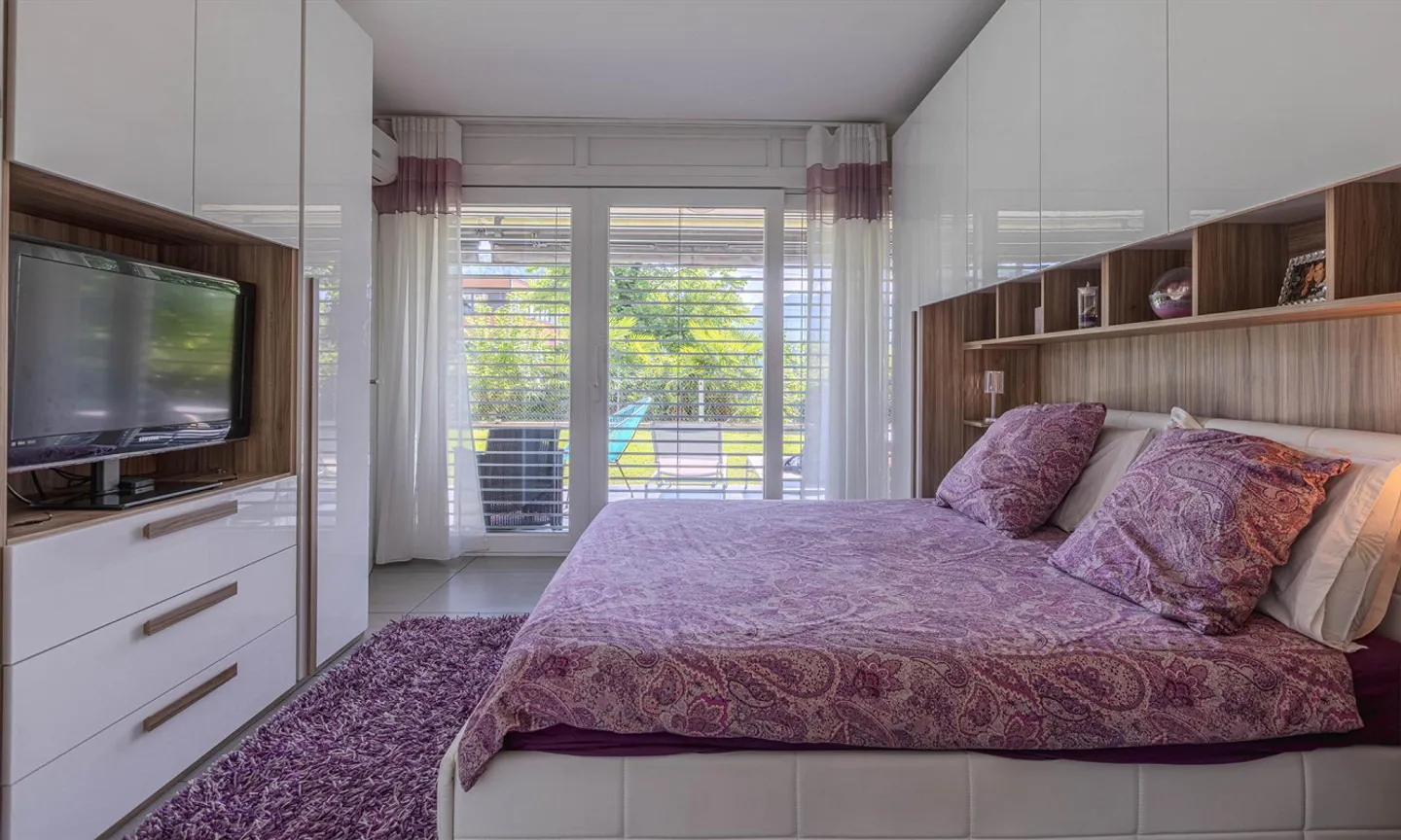 STUNNING 3.5 ROOMS WITH LARGE GARDEN IN AGNO - Photo 6 of 10